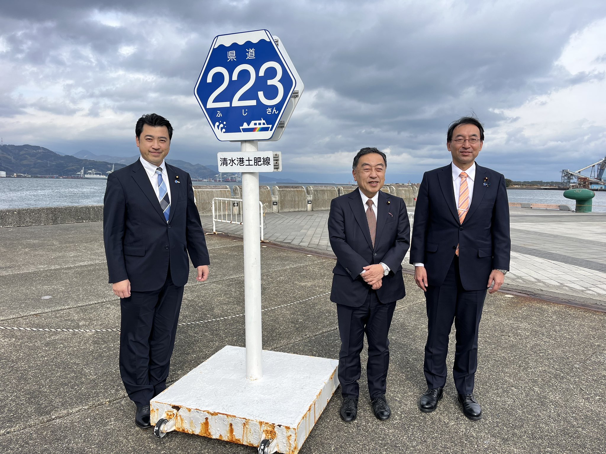 三浦のぶひろ参院議員、上田勇 参院議員（公明党静岡県本部代表）とともに清水港を視察