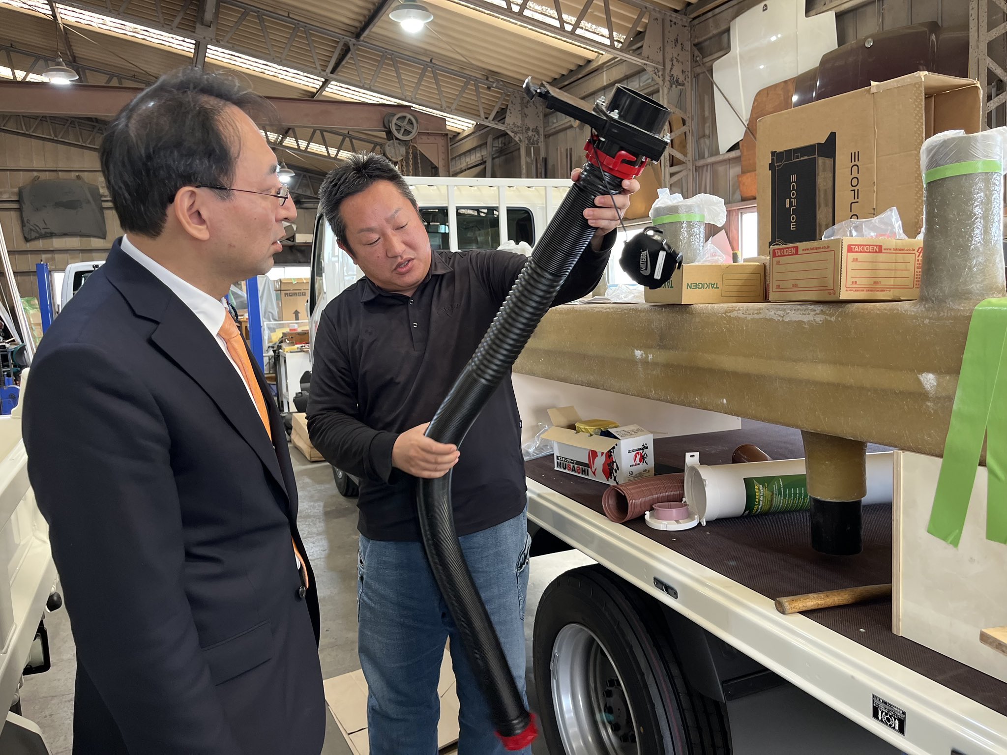 トイレトラックを製造している（有）コクボフェンダー製作所を視察