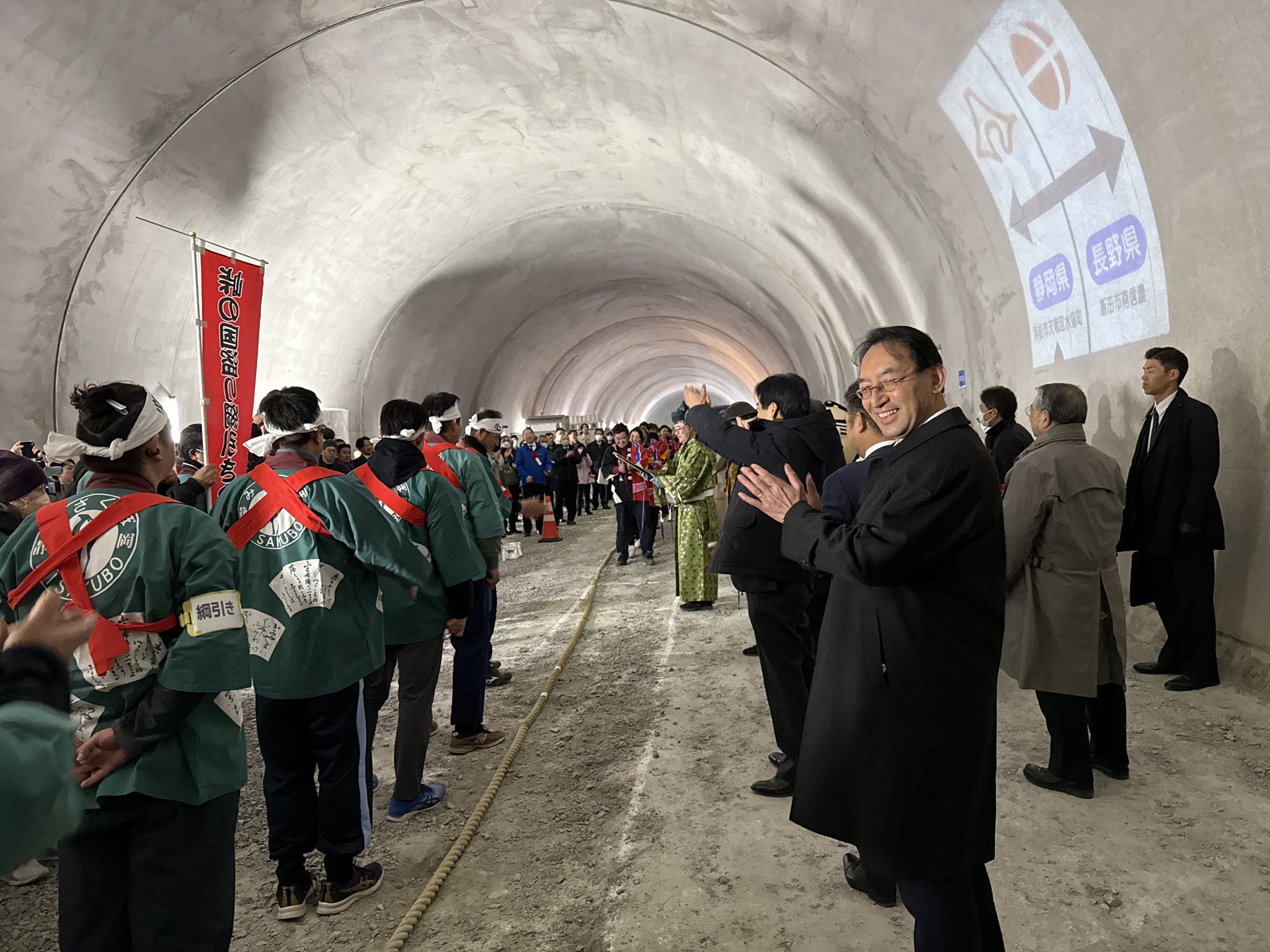 静岡県浜松市と長野県飯田市を結ぶ「三遠南信自動車道」の一部をなす青崩峠トンネル（仮称）の貫通式