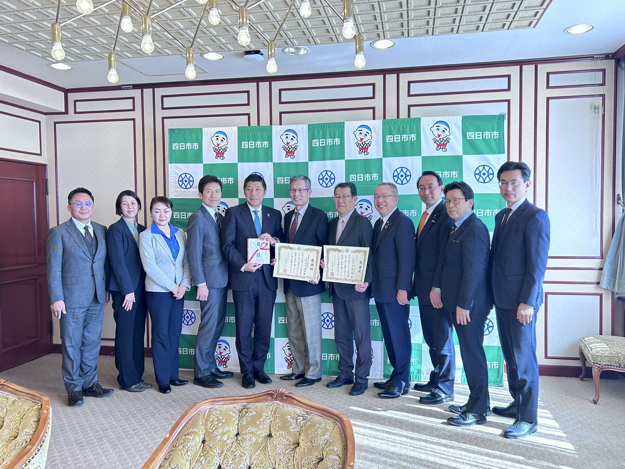 （一社）災害防止研究所と（株）グリーンデザイン&コンサルティングが、防災備蓄品のレトルト食品5000食を市内のこども食堂などに寄附