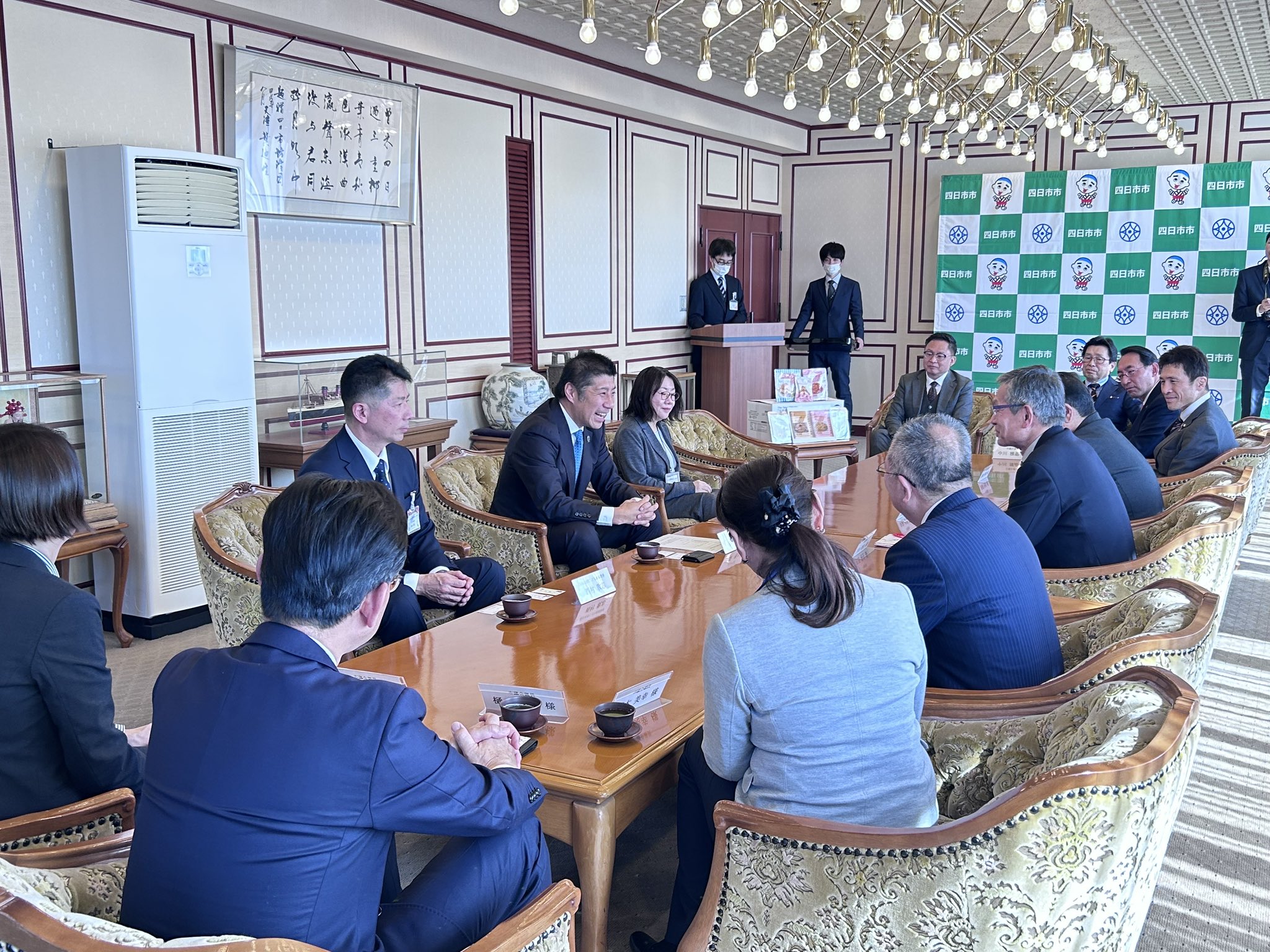 （一社）災害防止研究所と（株）グリーンデザイン&コンサルティングが、防災備蓄品のレトルト食品5000食を市内のこども食堂などに寄附