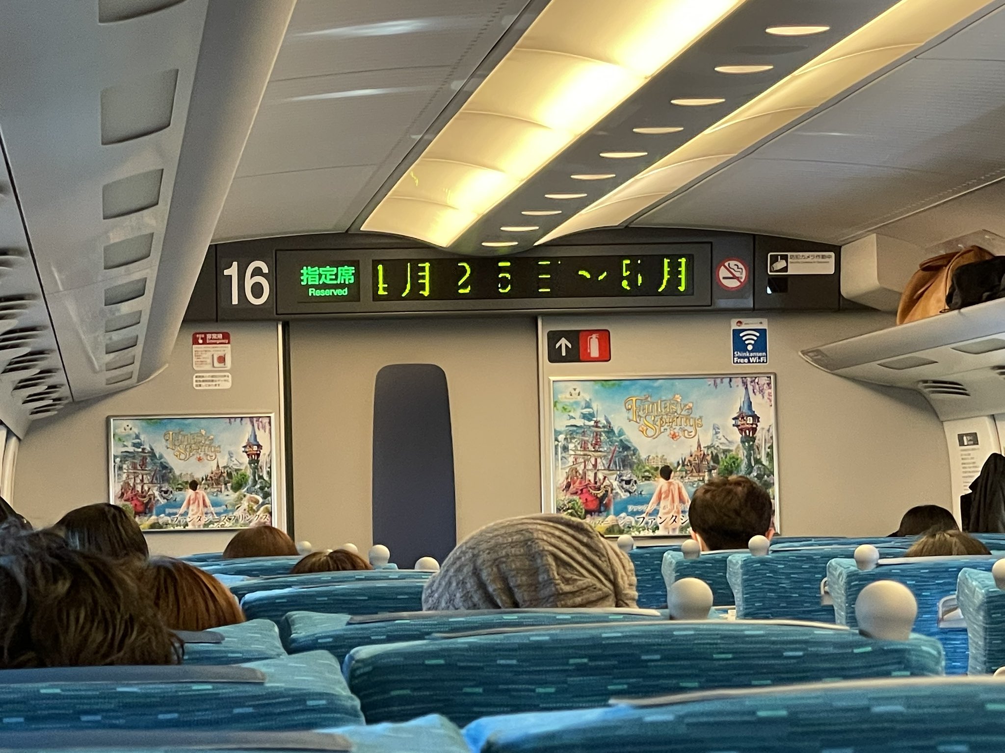 静岡から東京に向かう新幹線が、ディズニーの広告で装飾されていました