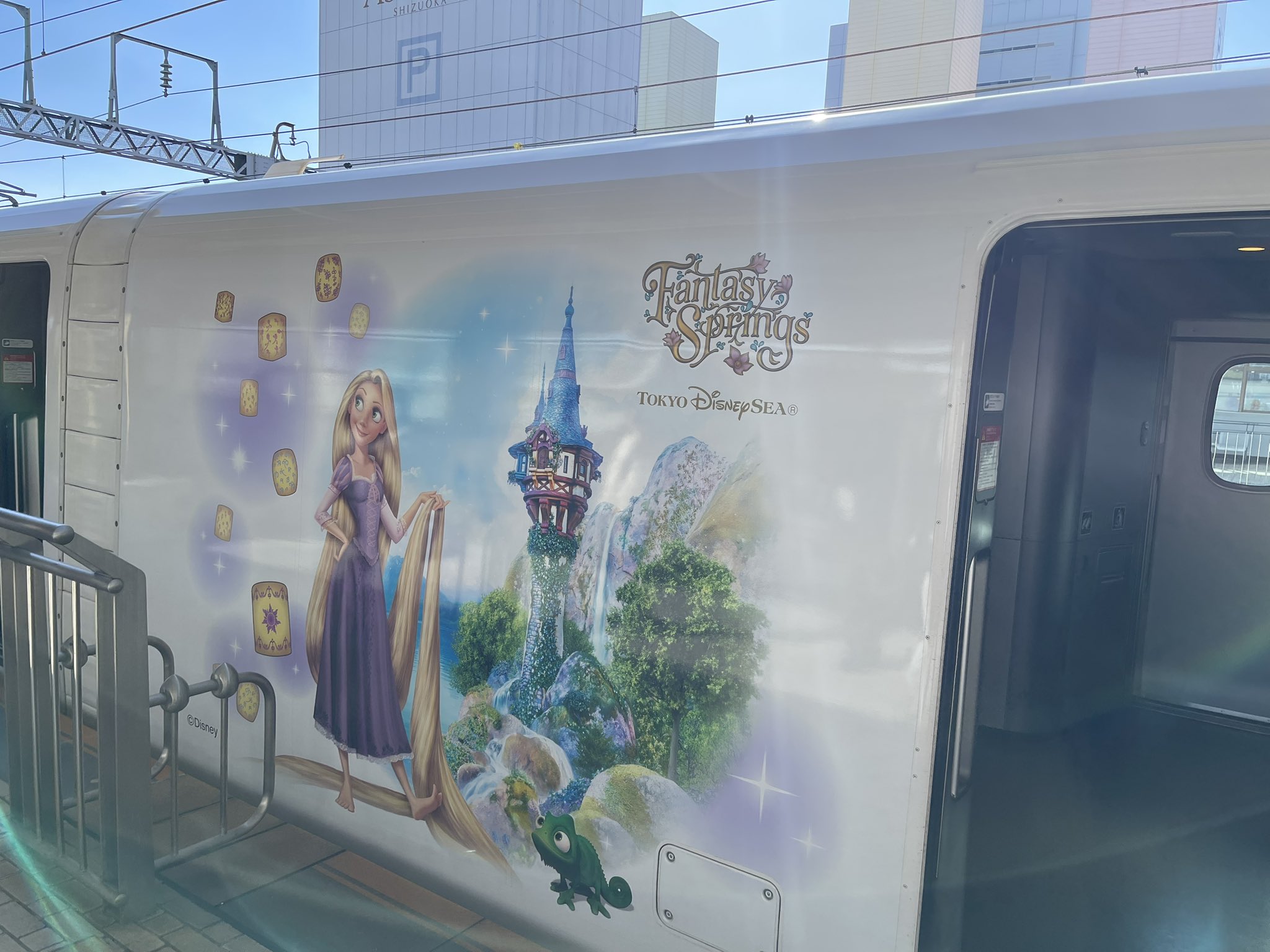 静岡から東京に向かう新幹線が、ディズニーの広告で装飾されていました