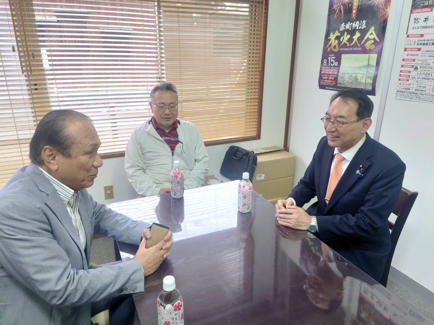 静岡県森町商工会を訪問し、鈴木康之会長から商店街の後継者不足による閉店の課題を伺いました