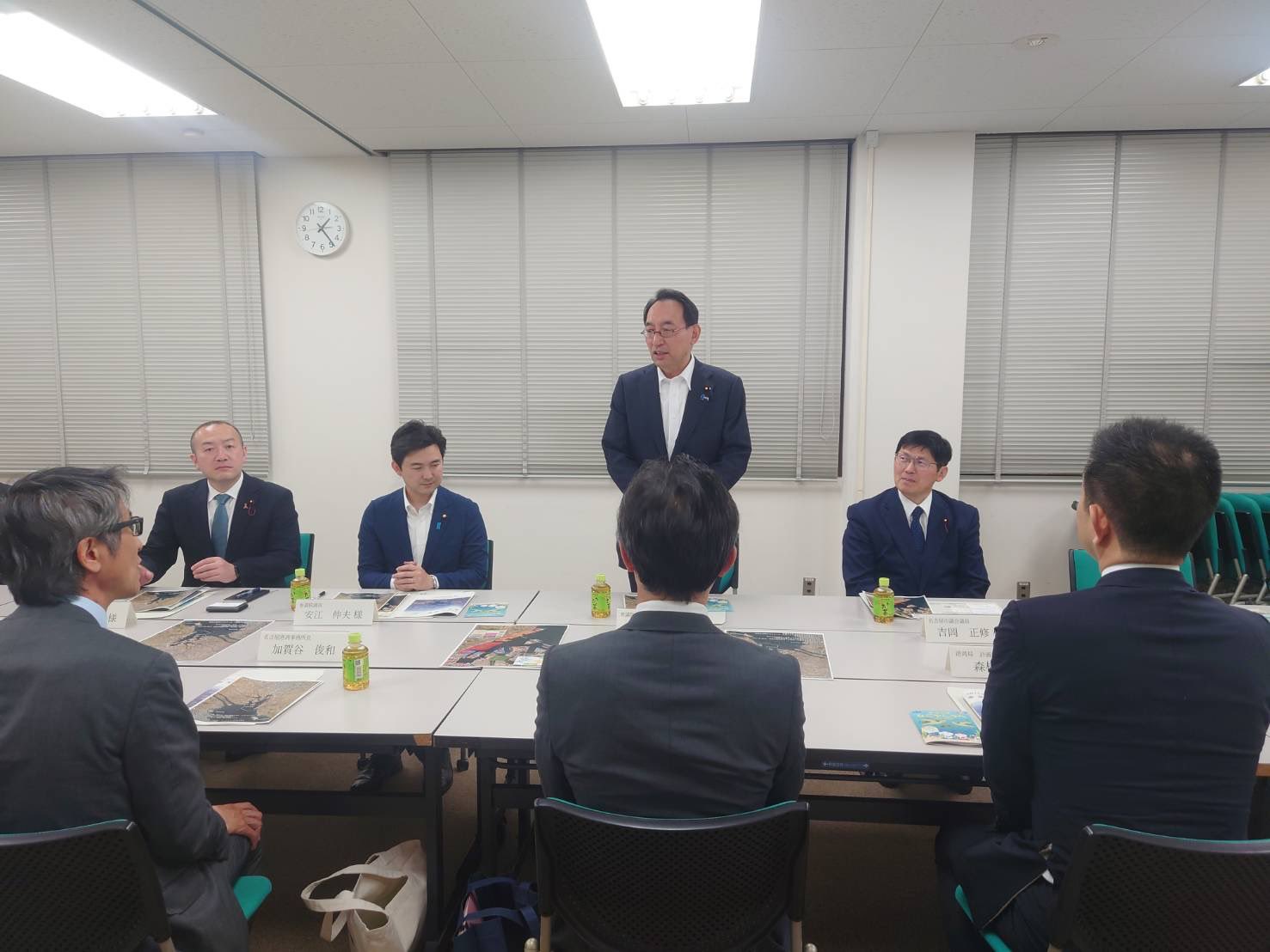 安江のぶお参議院議員、吉岡正修・坂井大輔 両名古屋市議会議員とともに、名古屋港を視察