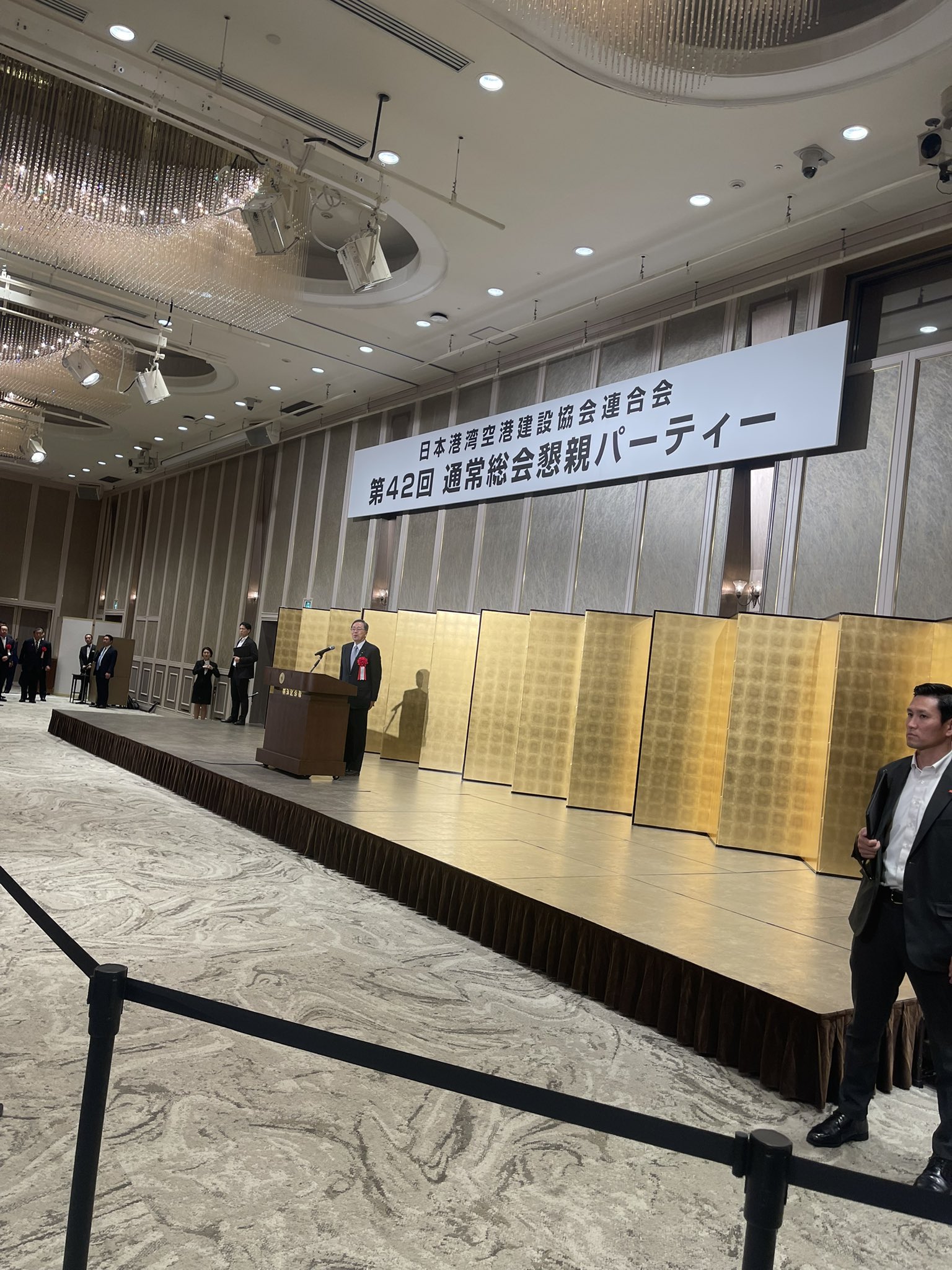 日本港湾空港建設協会連合会の第42回通常総会懇親パーティーが開催され、石破茂総理大臣、斉藤鉄夫公明党代表をはじめ、多くの国会議員の皆様が来賓としてご出席