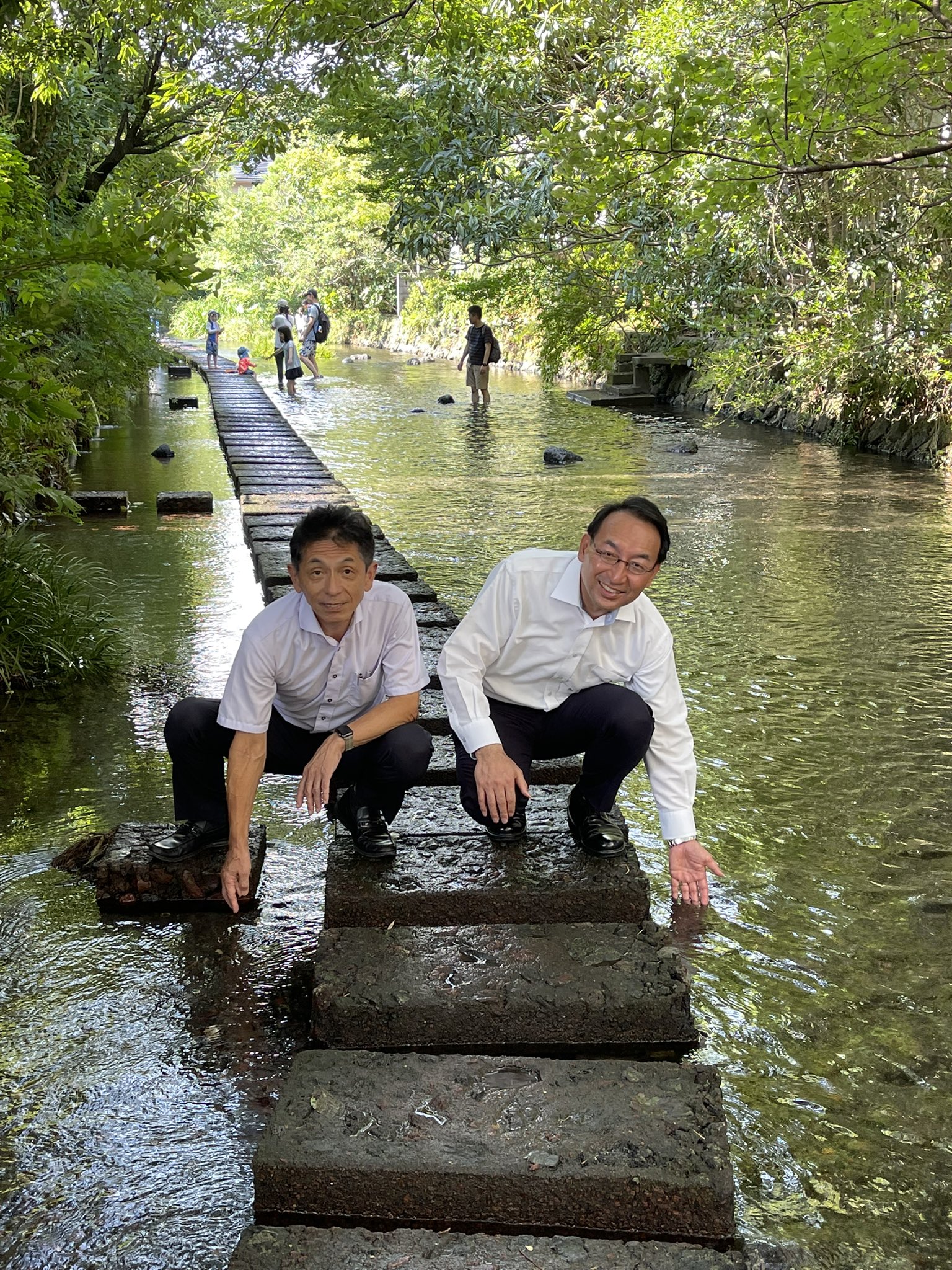 清水町の寺島俊郎議員と一緒に、平成の名水百選に選ばれた「源兵衛川」