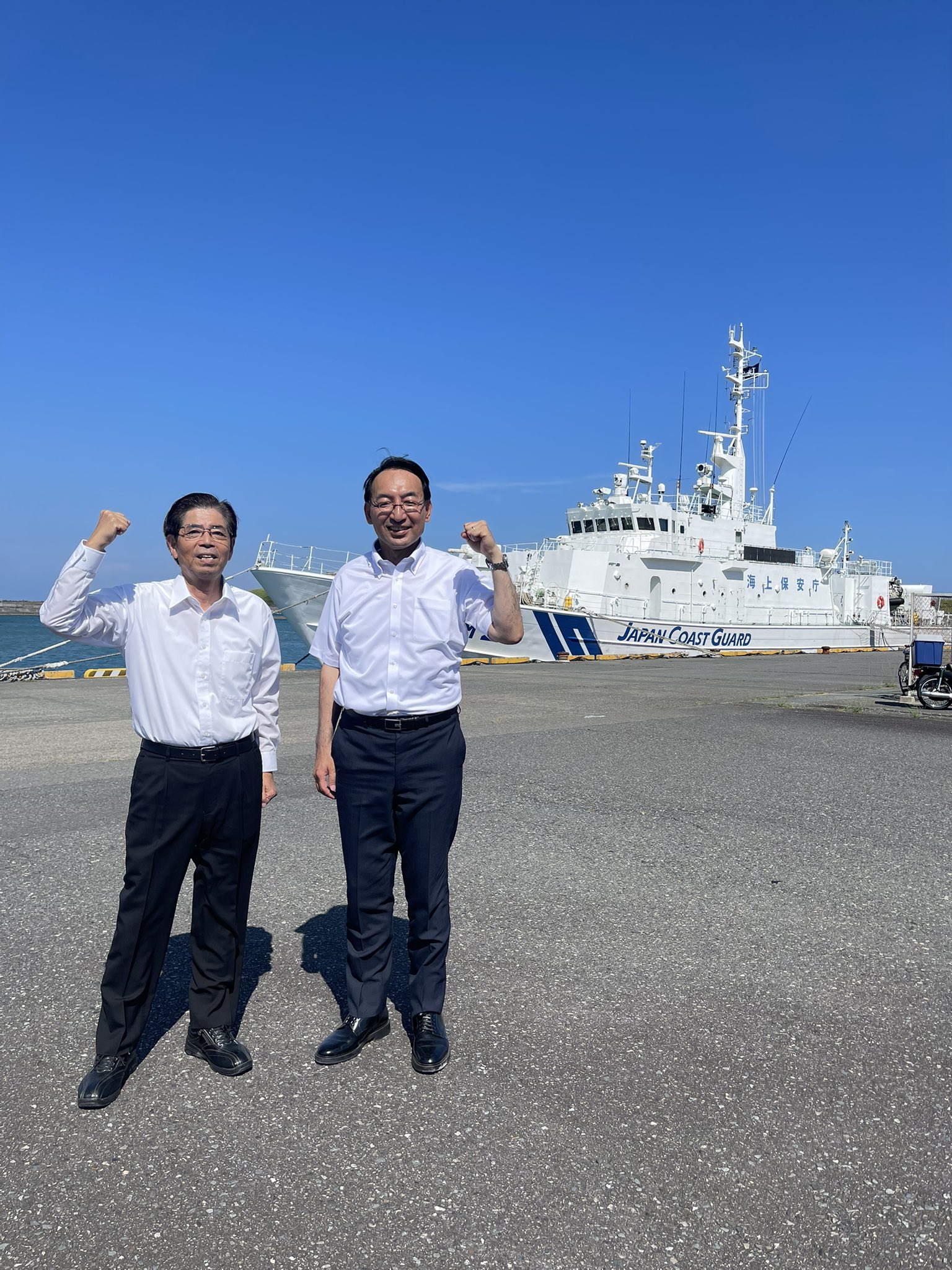 櫻井勝市議とともに御前崎市でご挨拶。海上保安庁の巡視船が停泊していました。