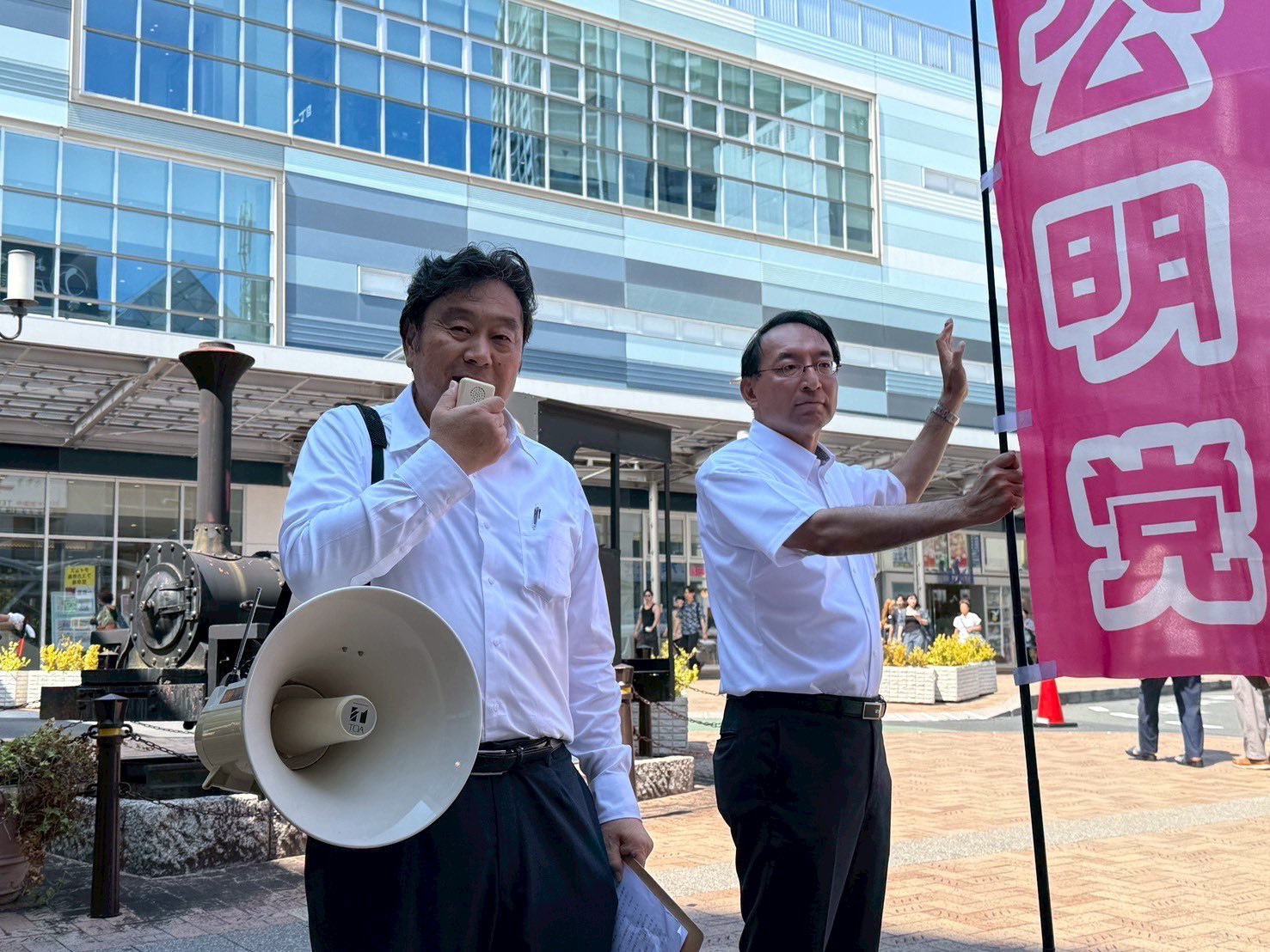 熱海駅前では、大学生３人が熱心に耳を傾けてくださり、公明党の取り組みに共感を寄せてくださった