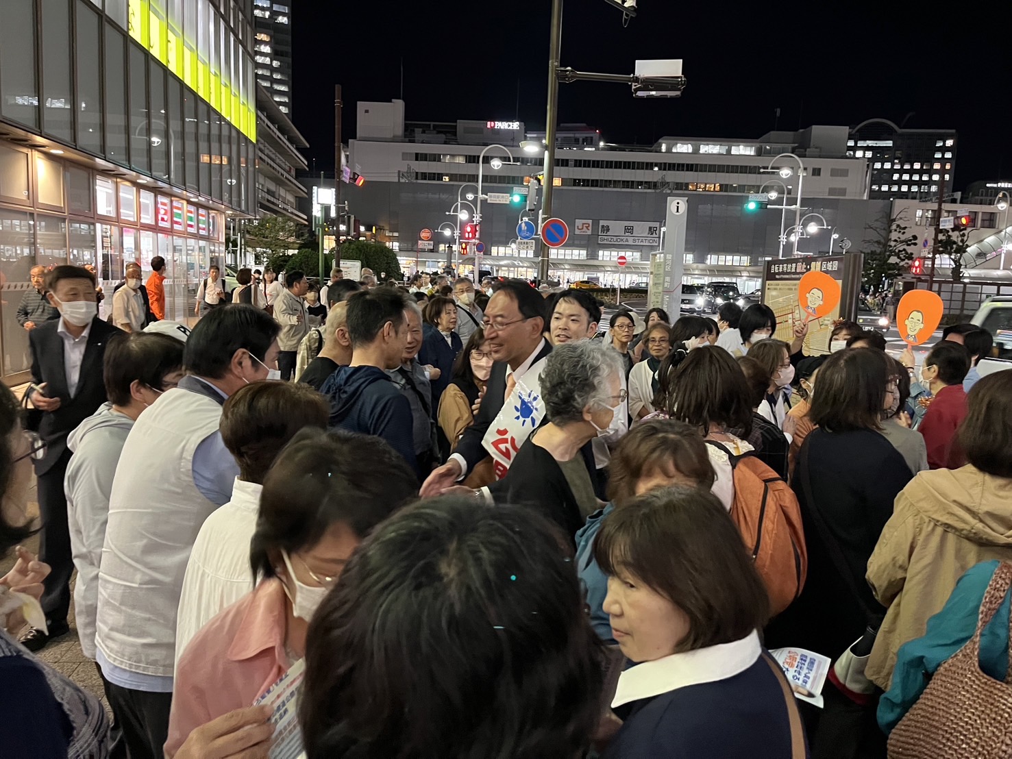 静岡駅南口前で街頭演説