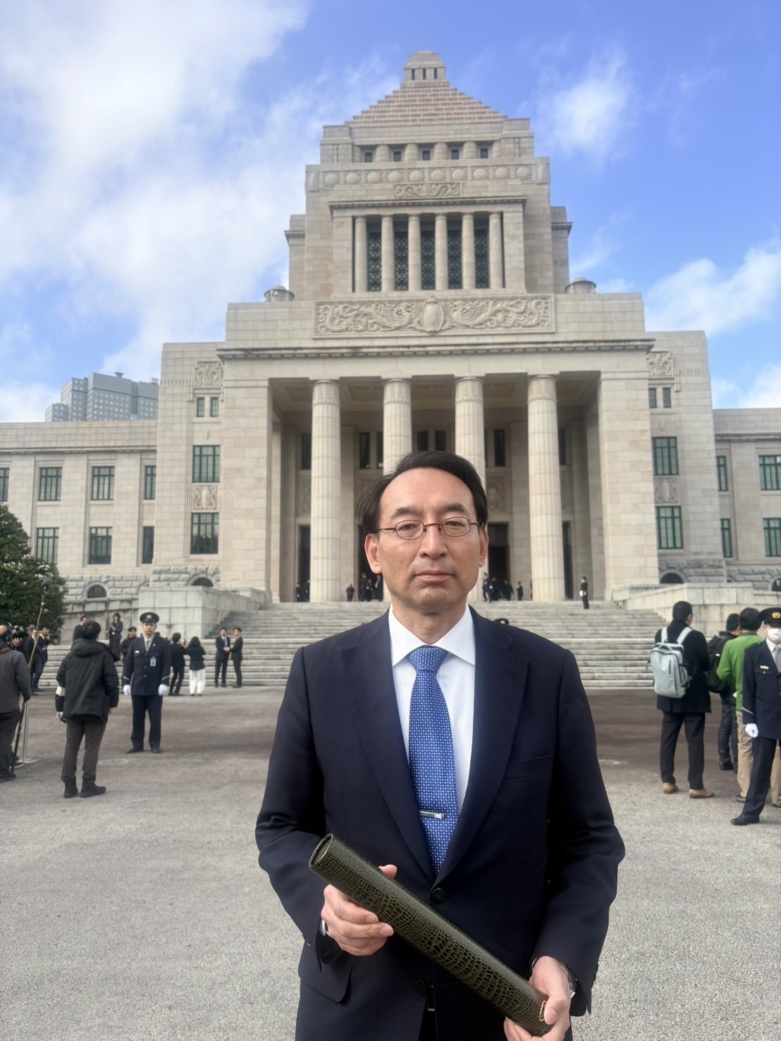 国会議事堂前で西園勝秀