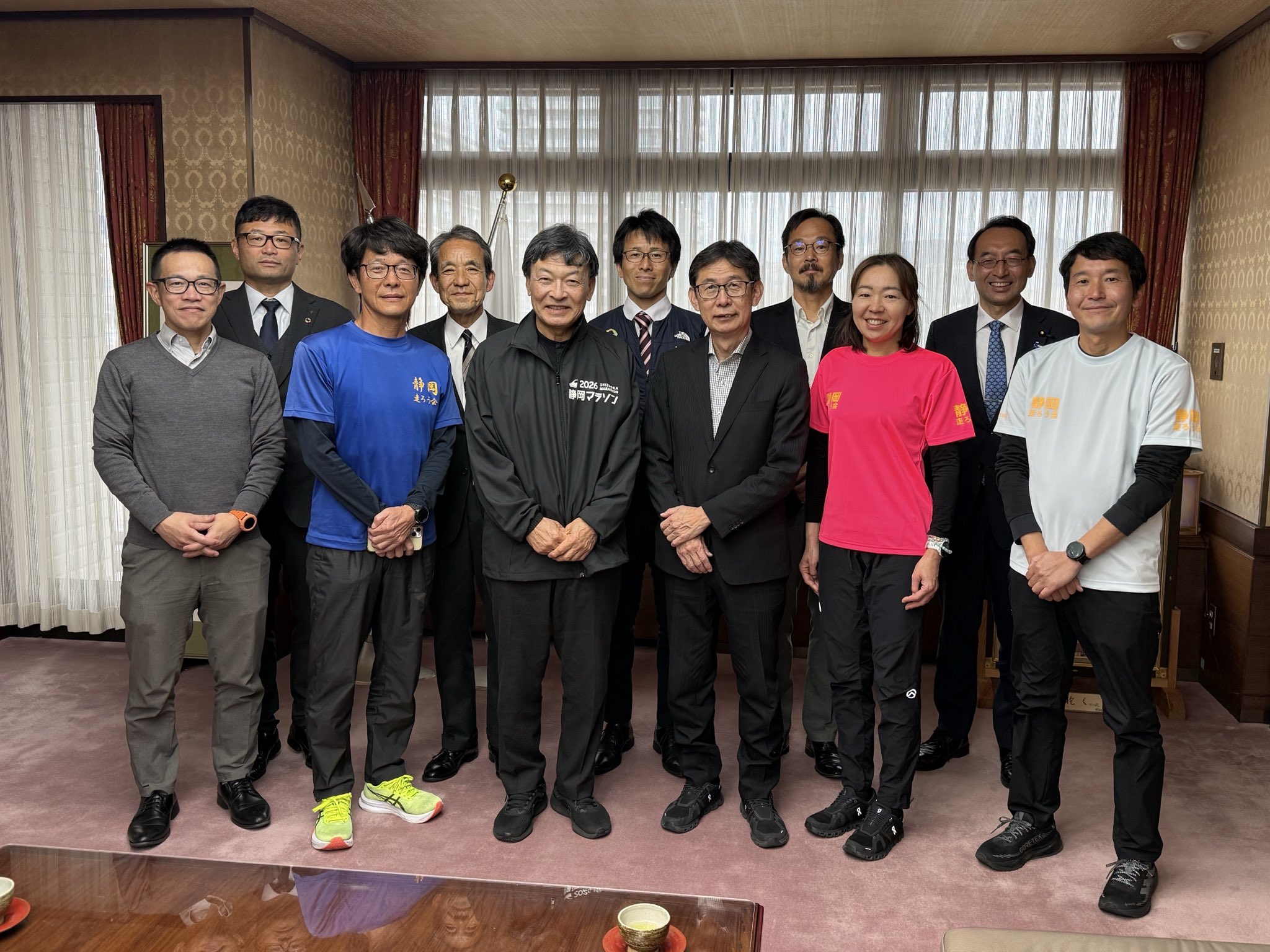 静岡走ろう会の代表の皆様が、難波市長を表敬訪問