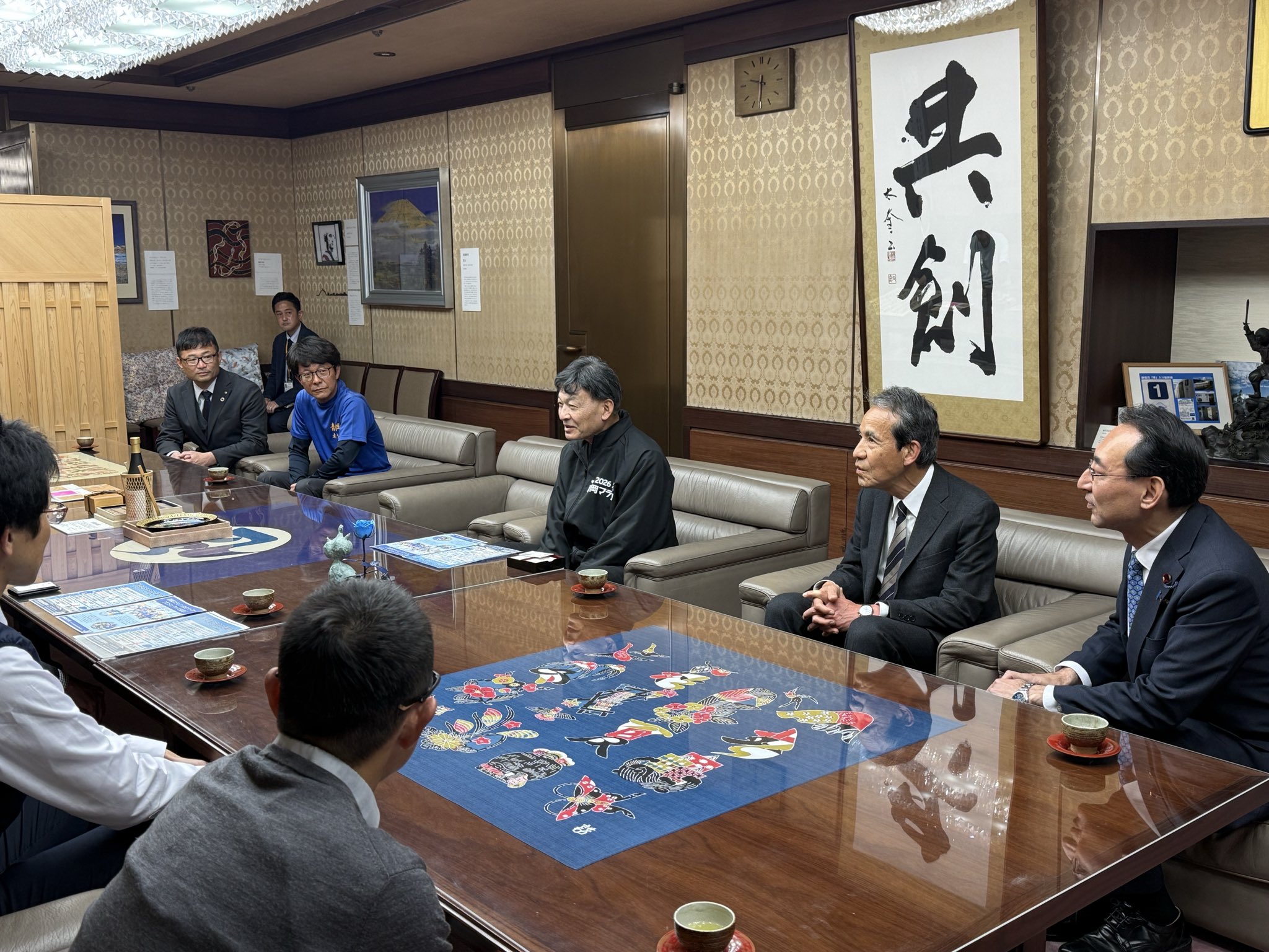 静岡走ろう会の代表の皆様が、難波市長を表敬訪問