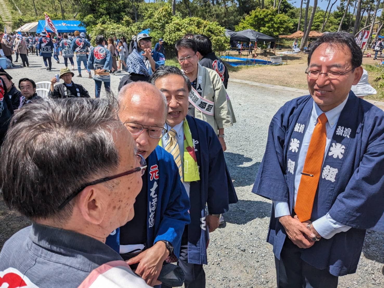 上田勇 参院議員、黒田豊 市議、松下正行 市議、幸田恵里子 市議、丸英之 市議、山崎とし子 市議と一緒に、浜松まつりの凧揚げ会場でご挨拶