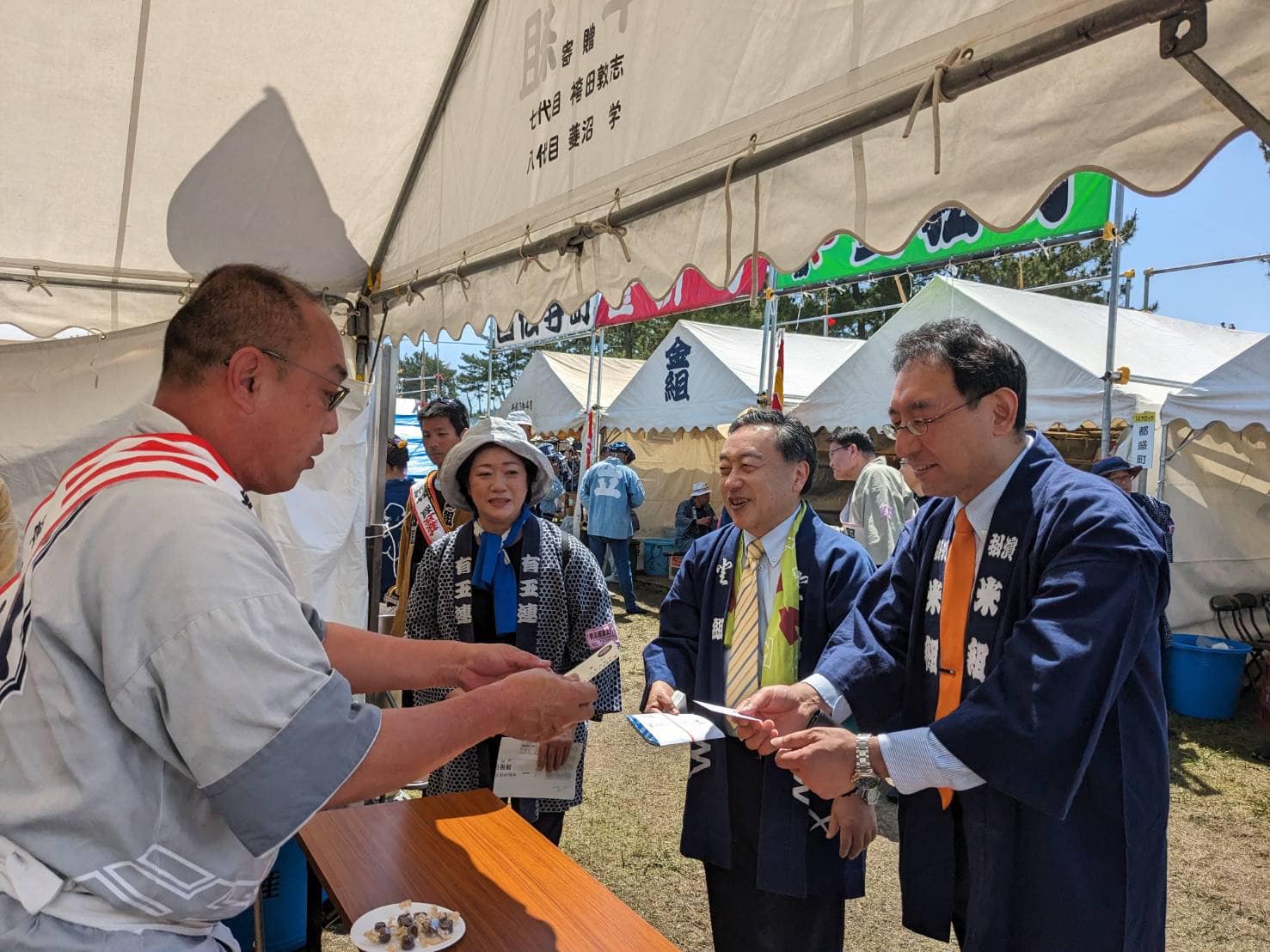 上田勇 参院議員、黒田豊 市議、松下正行 市議、幸田恵里子 市議、丸英之 市議、山崎とし子 市議と一緒に、浜松まつりの凧揚げ会場でご挨拶