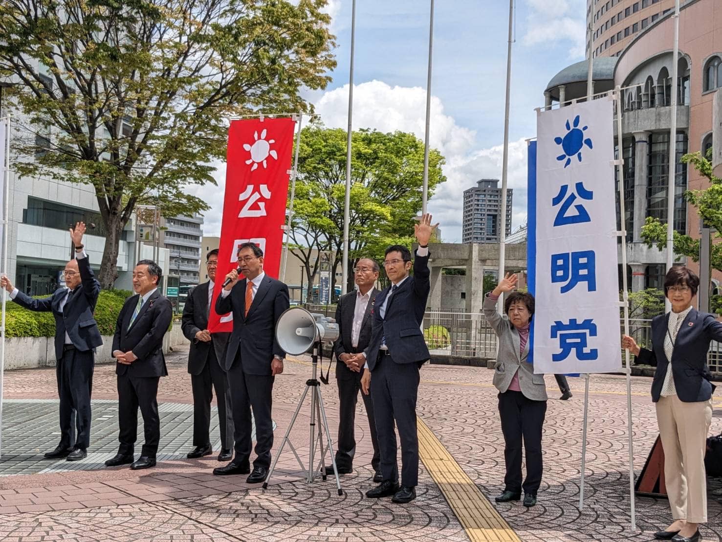 上田勇 参院議員、新妻秀規 参院議員、黒田豊 市議、松下正行 市議、幸田恵里子 市議、丸英之 市議、山崎とし子 市議、佐原佳美 市議と一緒に、浜松ホテルクラウンパレス前にて街頭演説