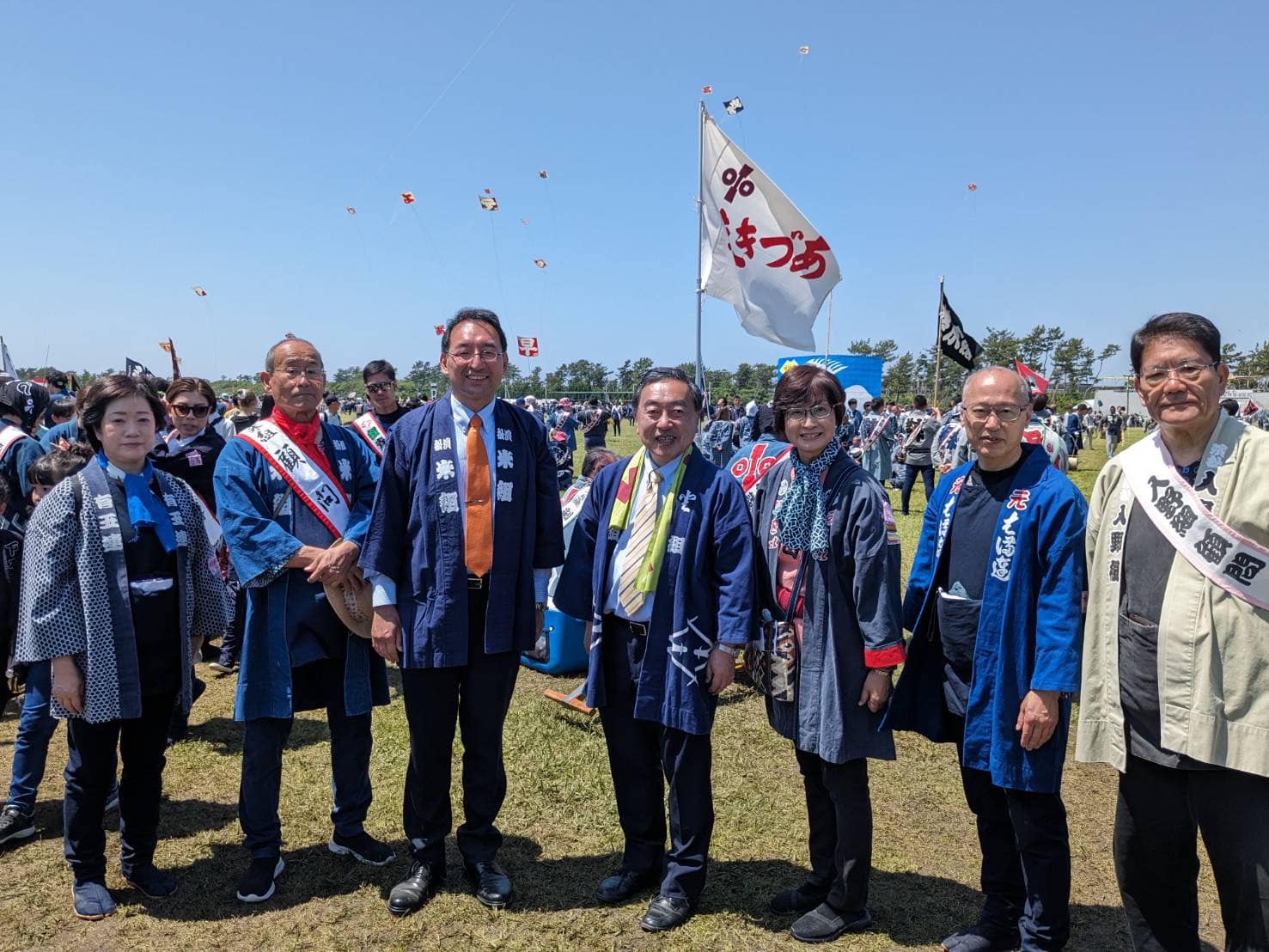 上田勇 参院議員、黒田豊 市議、松下正行 市議、幸田恵里子 市議、丸英之 市議、山崎とし子 市議と一緒に、浜松まつりの凧揚げ会場でご挨拶