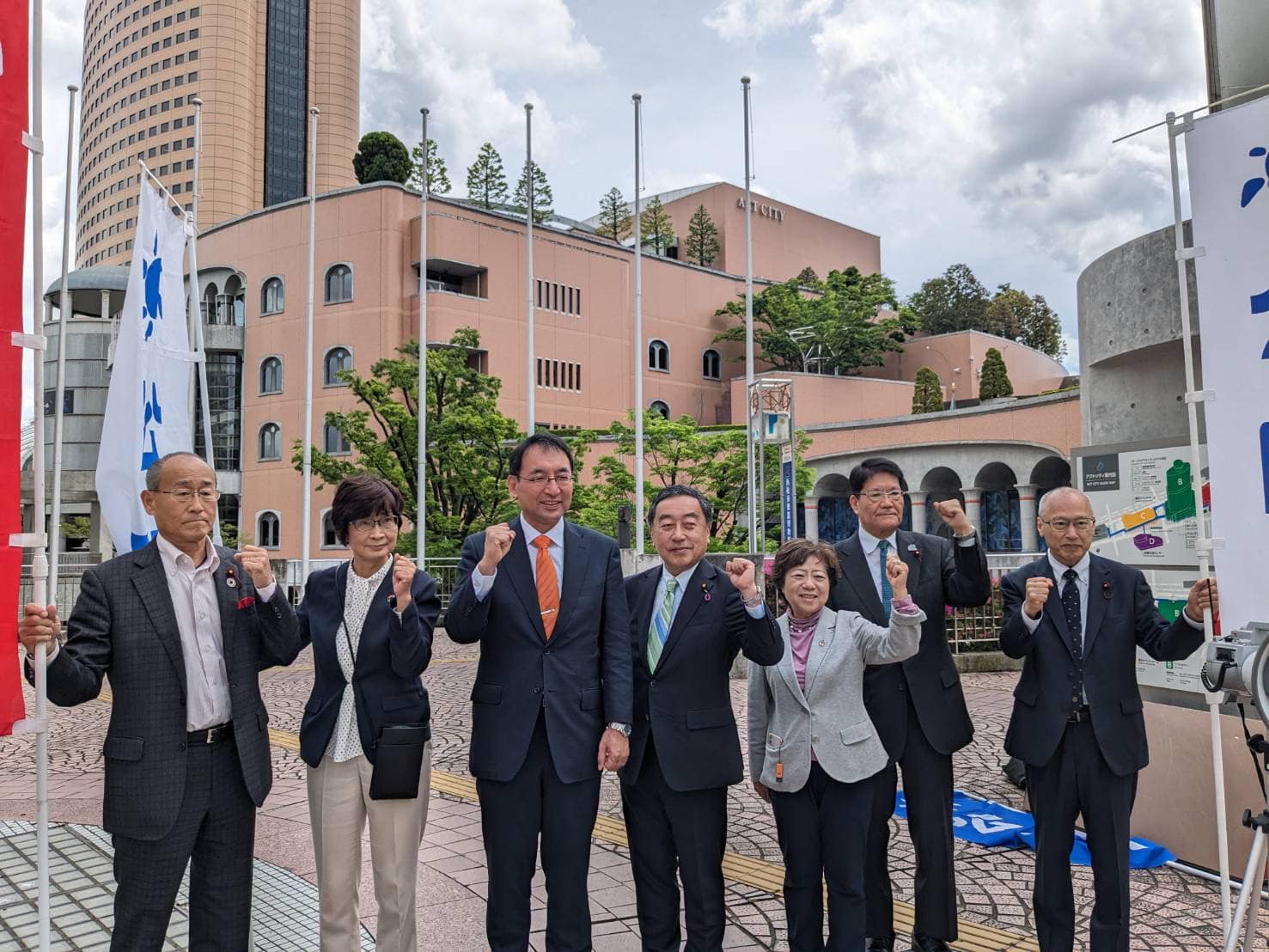 大口善徳 衆院議員、盛月寿美 県議、牧野正史 県議、山本彰彦 県議、大石直樹 市議、長島強 市議、加藤博男 市議、山梨渉 市議と一緒に、静岡駅北口前にて、街頭演説