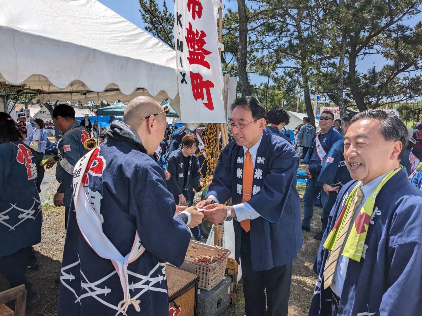 上田勇 参院議員、黒田豊 市議、松下正行 市議、幸田恵里子 市議、丸英之 市議、山崎とし子 市議と一緒に、浜松まつりの凧揚げ会場でご挨拶
