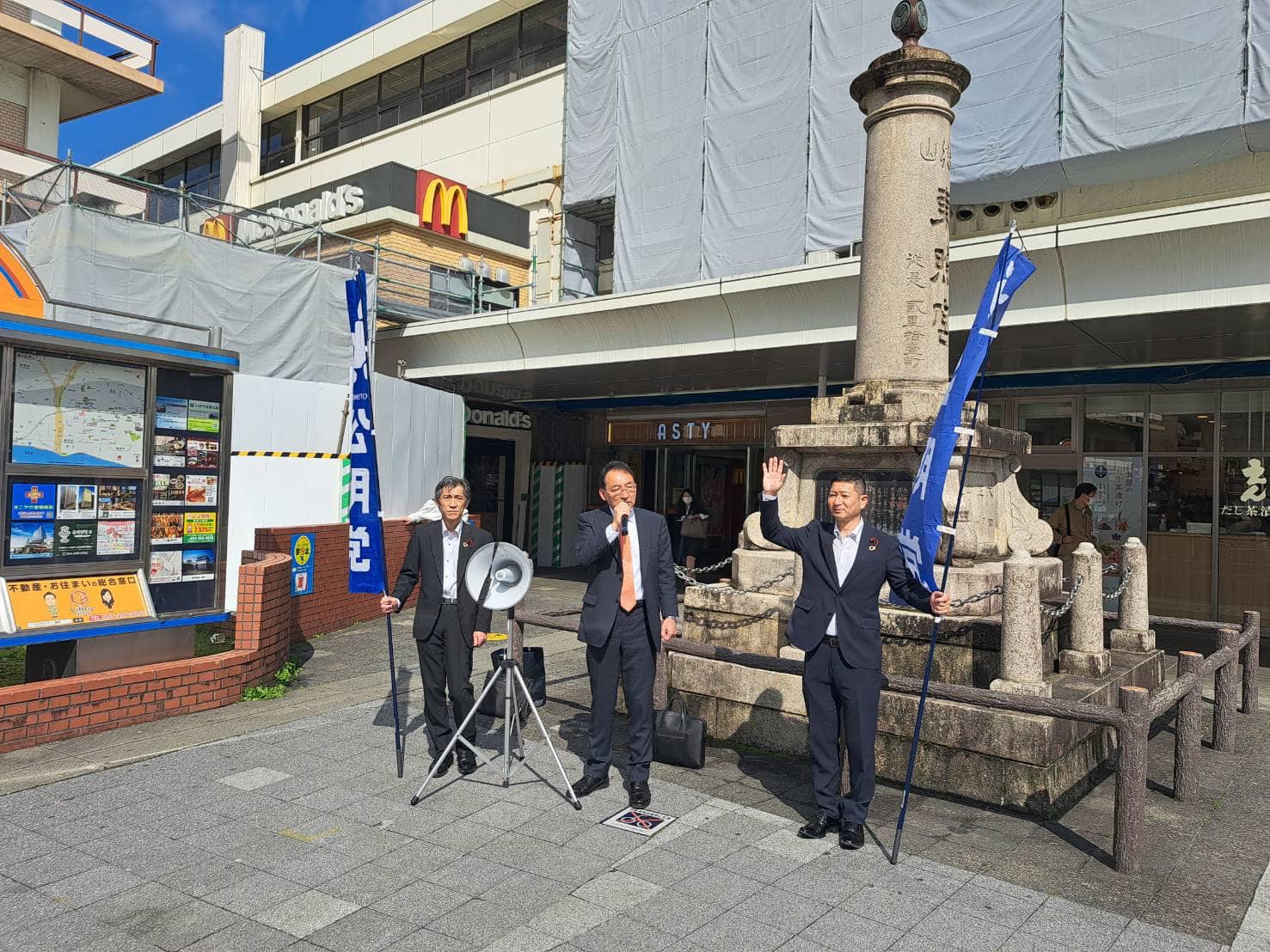 牧野正史 県議、井上智仁 市議、加藤博男 市議と一緒に、水曜日恒例の静岡駅南口前での街頭演説