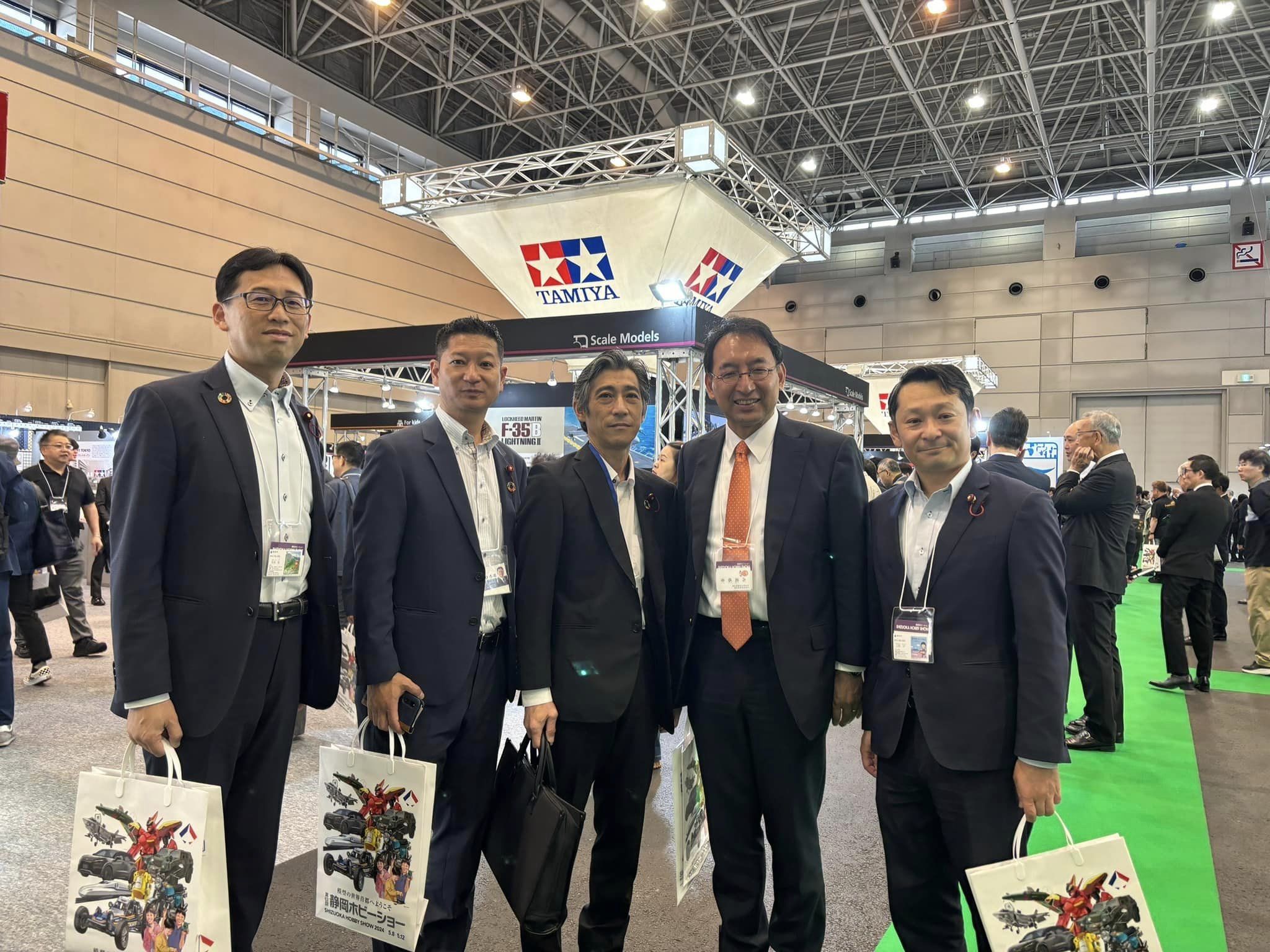 井上智仁 市議、山梨渉 市議、長島強 市議、加藤博男 市議と一緒に、ツインメッセ静岡で開催中の静岡ホビーショーに参加