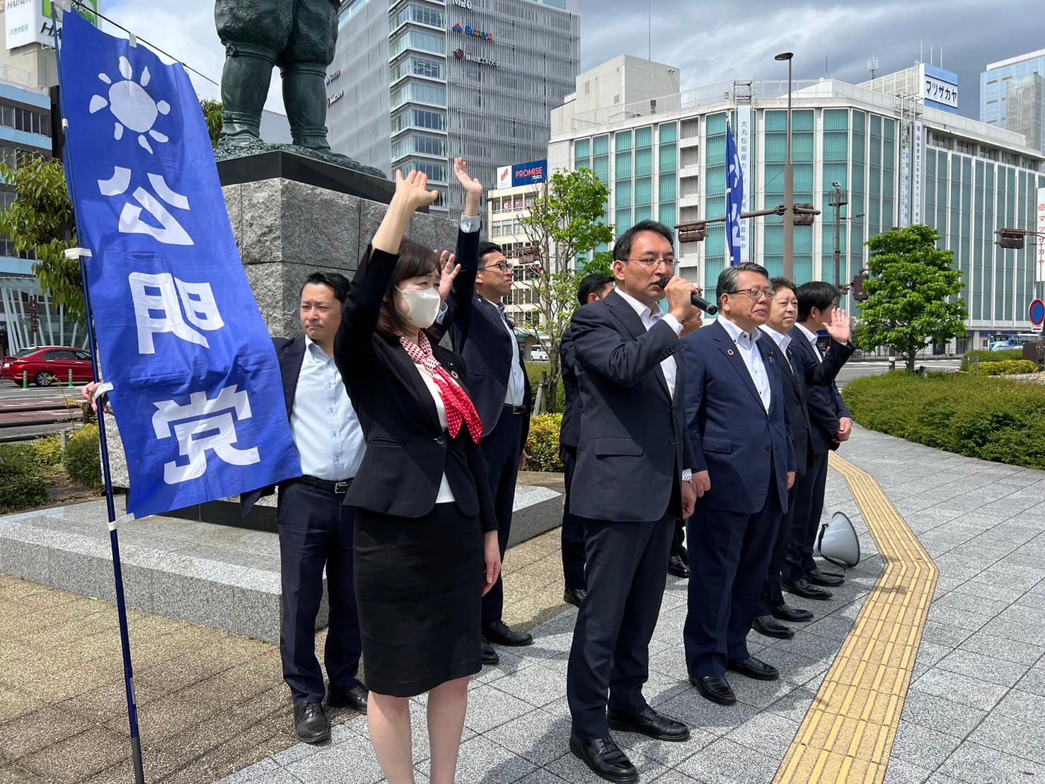 大口善徳 衆院議員、盛月寿美 県議、牧野正史 県議、山本彰彦 県議、大石直樹 市議、長島強 市議、加藤博男 市議、山梨渉 市議と一緒に、静岡駅北口前にて、街頭演説
