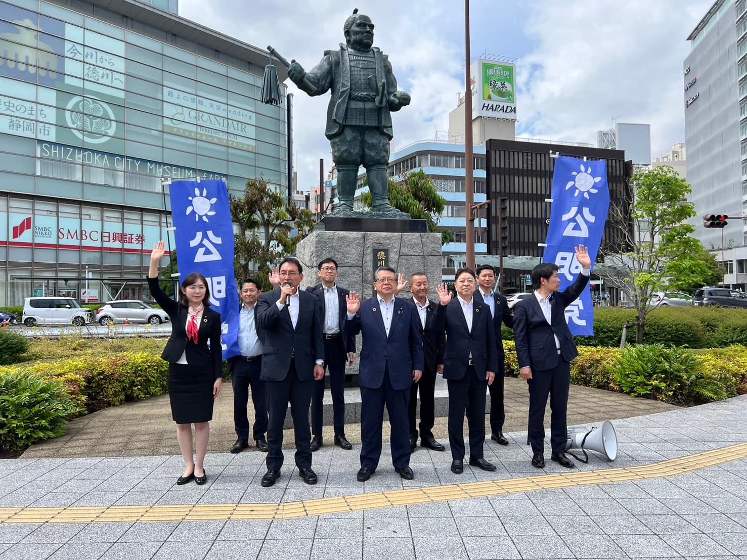 大口善徳 衆院議員、盛月寿美 県議、牧野正史 県議、山本彰彦 県議、大石直樹 市議、長島強 市議、加藤博男 市議、山梨渉 市議と一緒に、静岡駅北口前にて、街頭演説