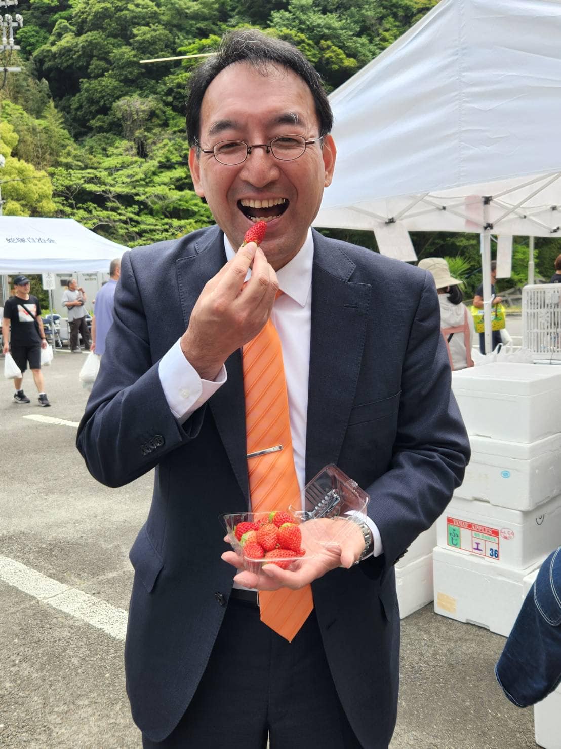 県内有数のいちごの産地である久能海岸周辺の蛇塚で開催された「蛇塚まつり」に、盛月寿美 県議、大石直樹 市議と一緒に参加