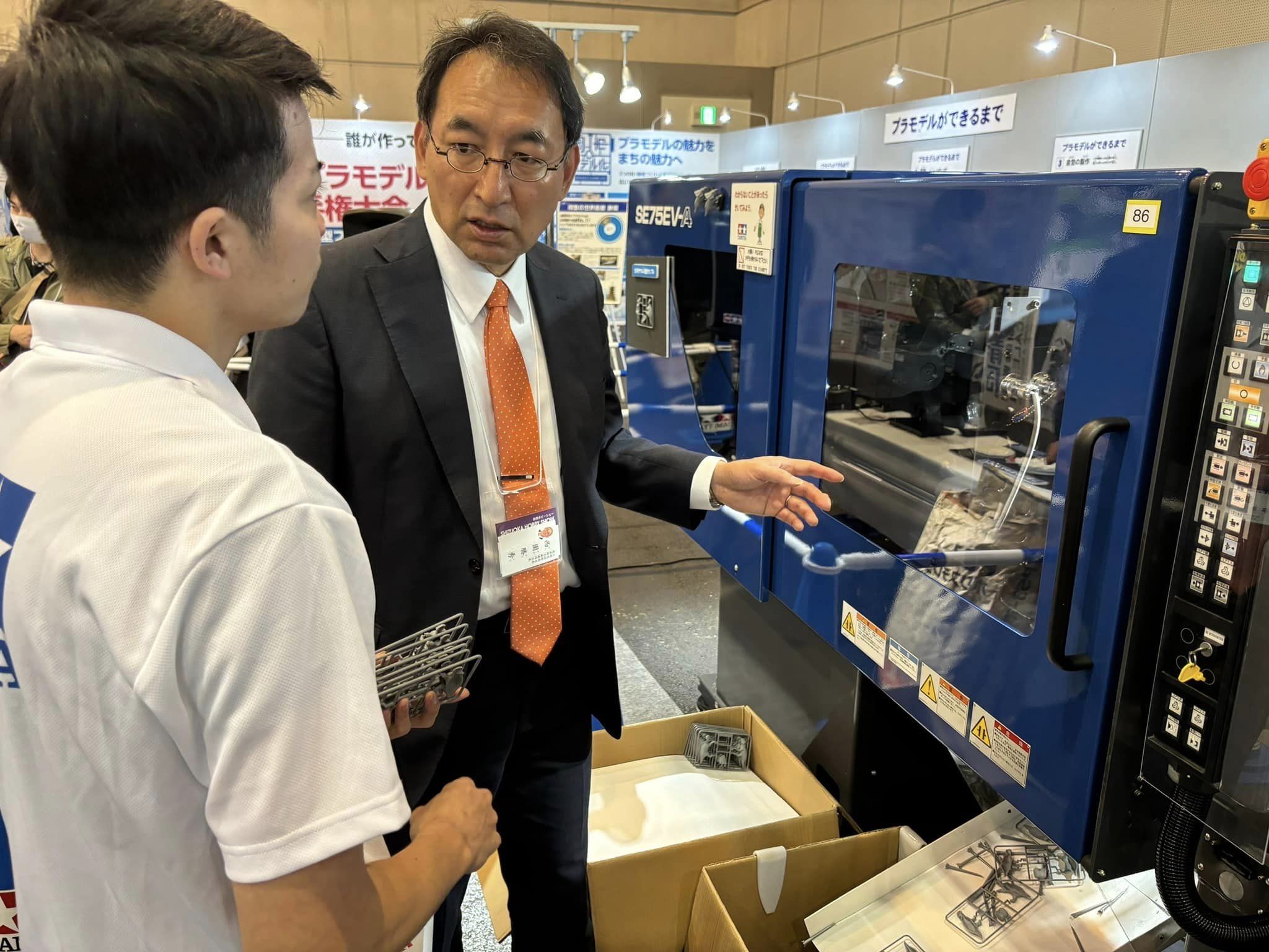 井上智仁 市議、山梨渉 市議、長島強 市議、加藤博男 市議と一緒に、ツインメッセ静岡で開催中の静岡ホビーショーに参加