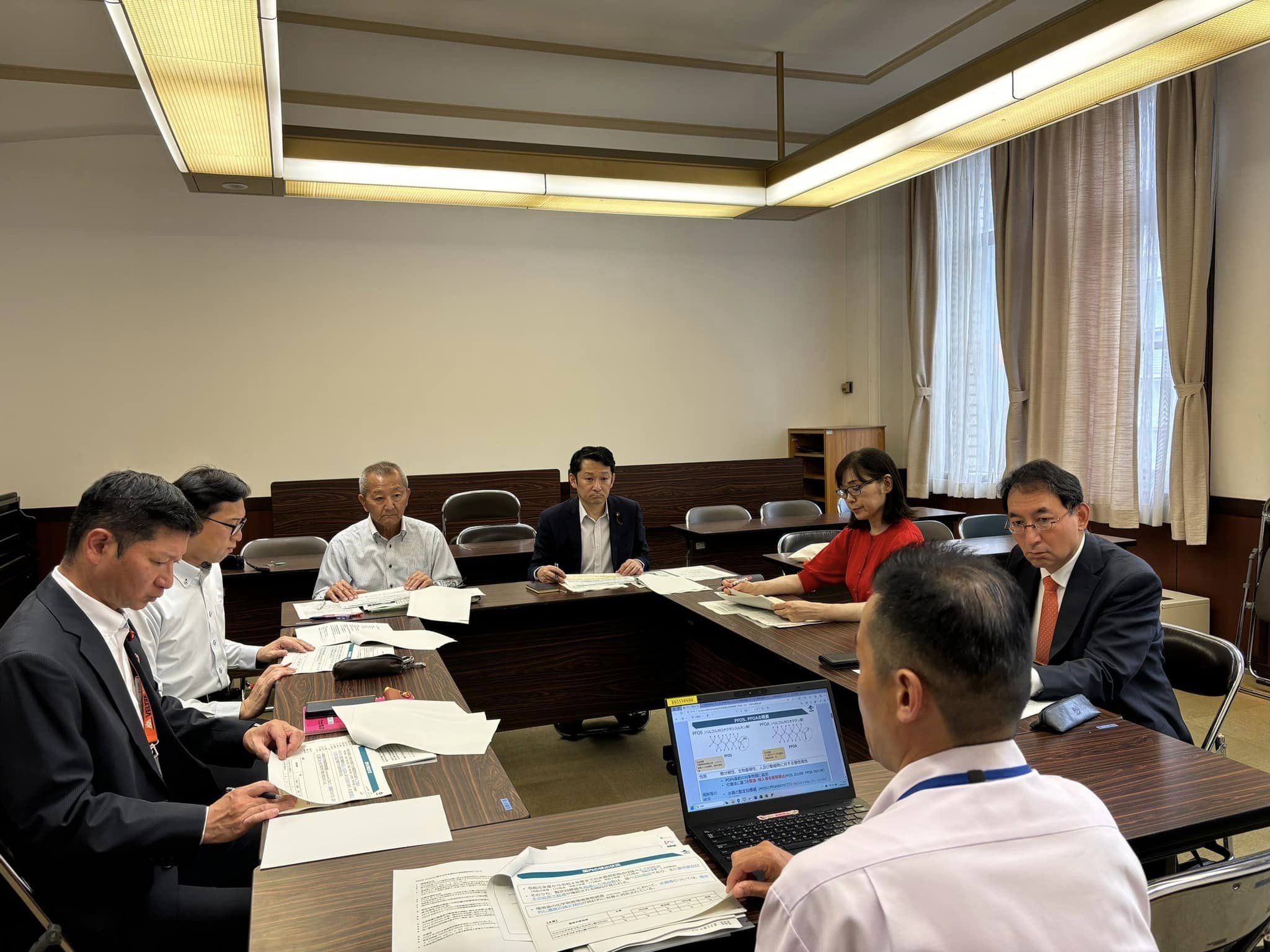 盛月寿美 県議、大石直樹 市議、山梨渉 市議、長島強 市議、加藤博男 市議と一緒に、静岡市職員から市内の水環境行政の取組みを伺いました