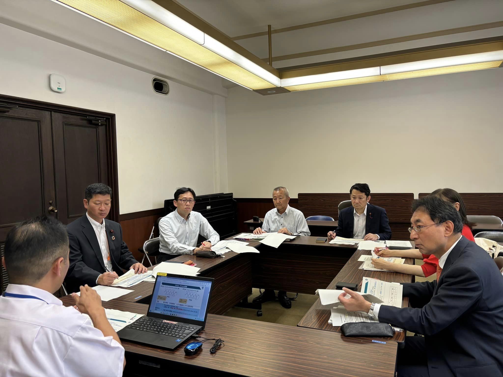 盛月寿美 県議、大石直樹 市議、山梨渉 市議、長島強 市議、加藤博男 市議と一緒に、静岡市職員から市内の水環境行政の取組みを伺いました