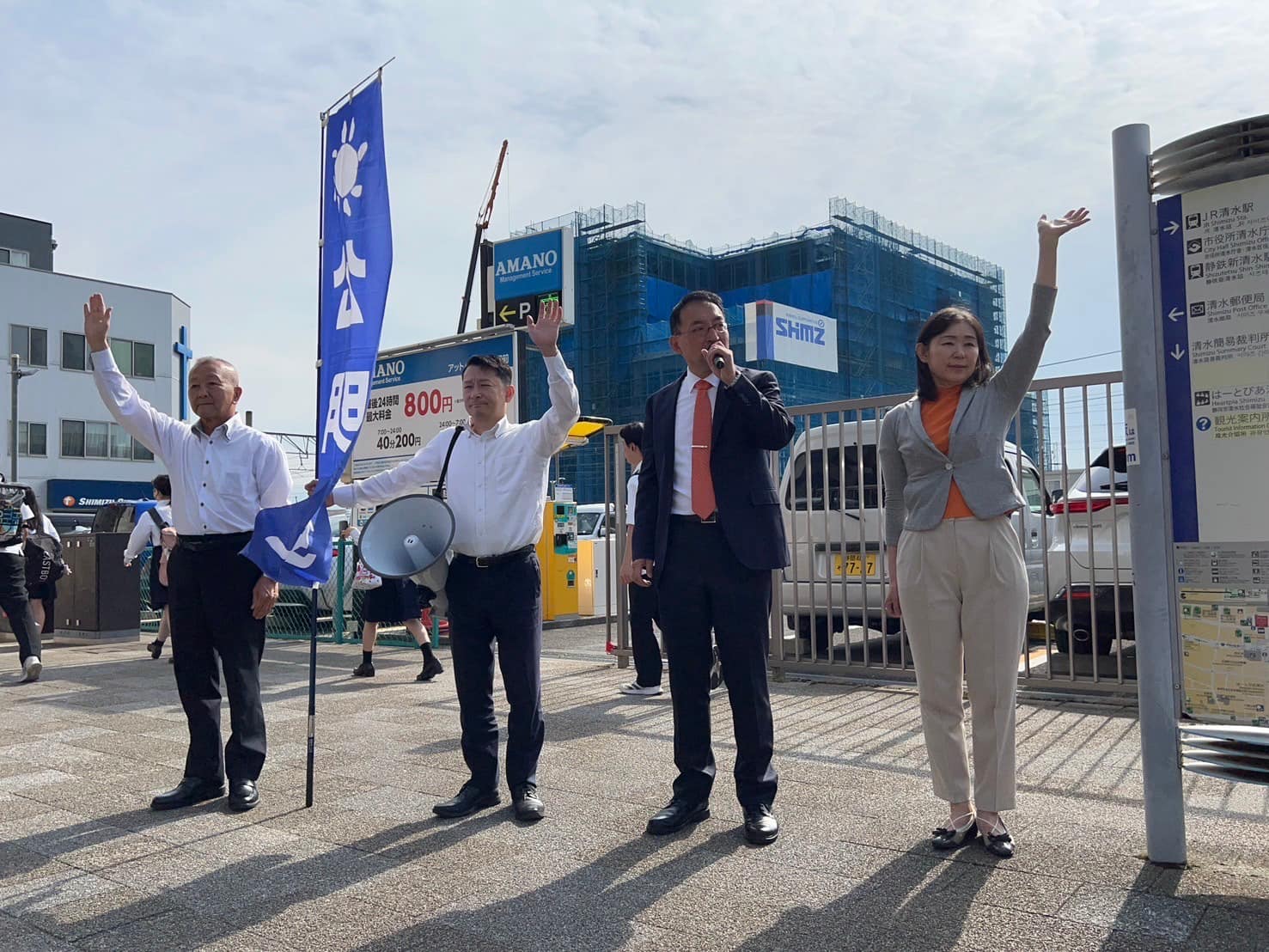 盛月寿美県議、大石直樹市議、山梨渉市議と一緒に、清水駅西口前で金曜日恒例の街頭演説