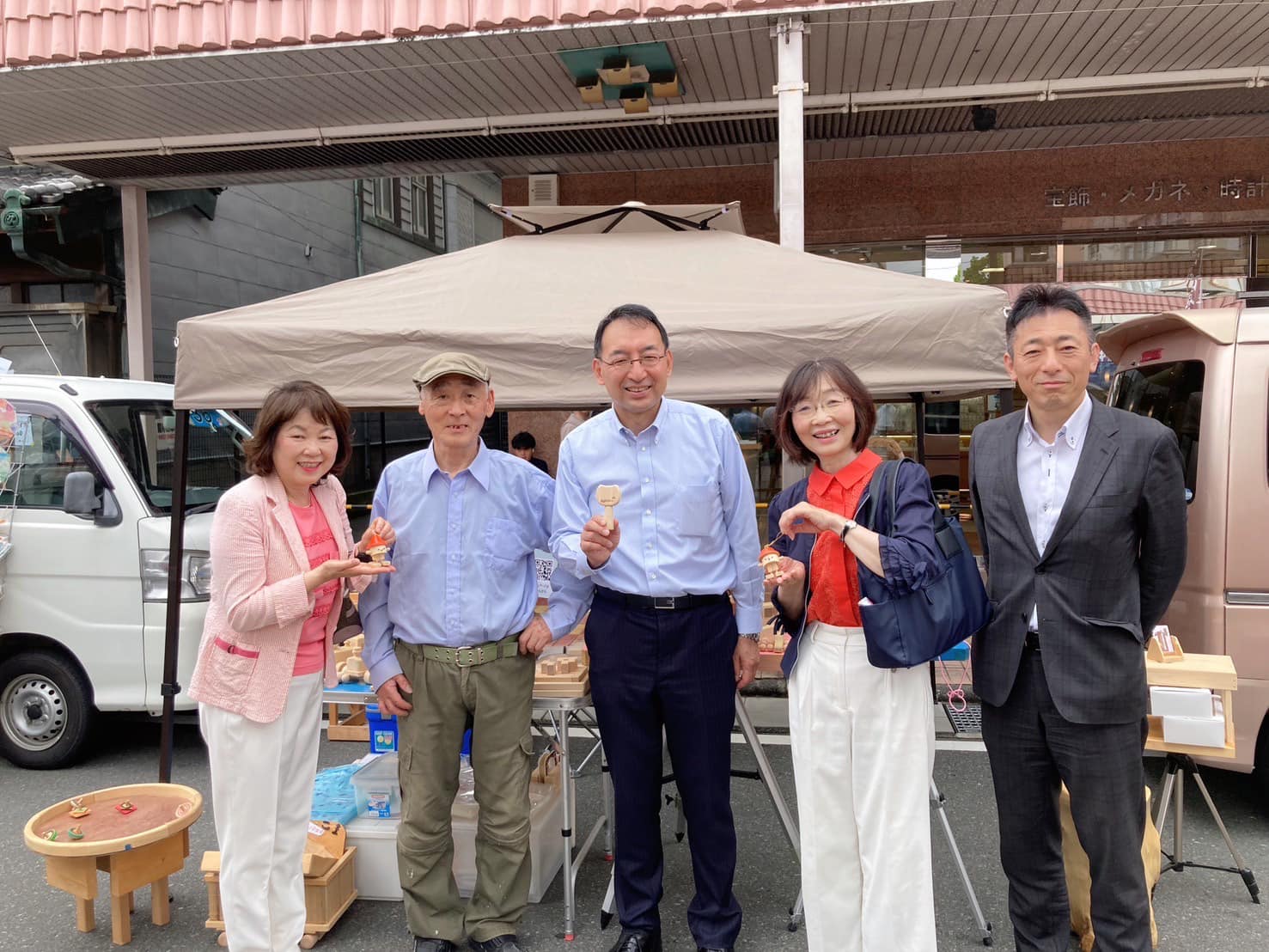 早川育子県議、井出晴美市議、萩野基行市議と一緒に、富士本町軽トラ市を訪れました