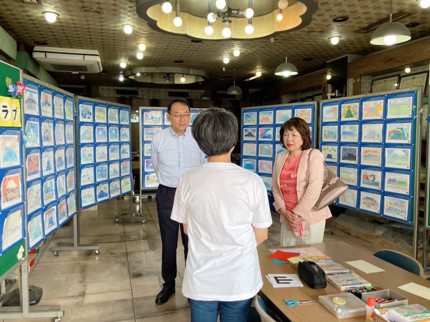早川育子県議、井出晴美市議、萩野基行市議と一緒に、富士本町軽トラ市を訪れました