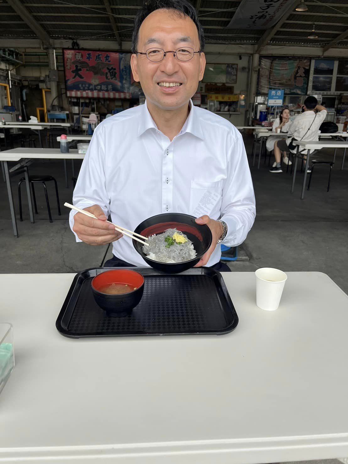 昼食には田子の浦港漁協食堂で生しらす丼