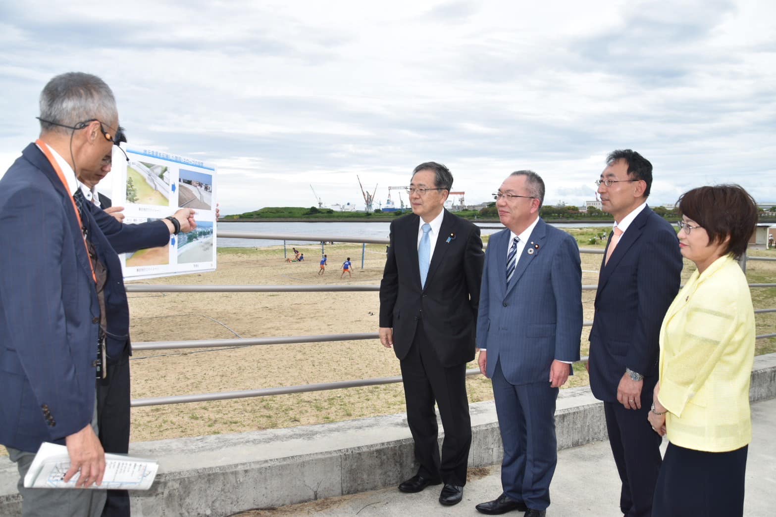 斉藤国土交通大臣が三重県の津松阪港海岸を視察