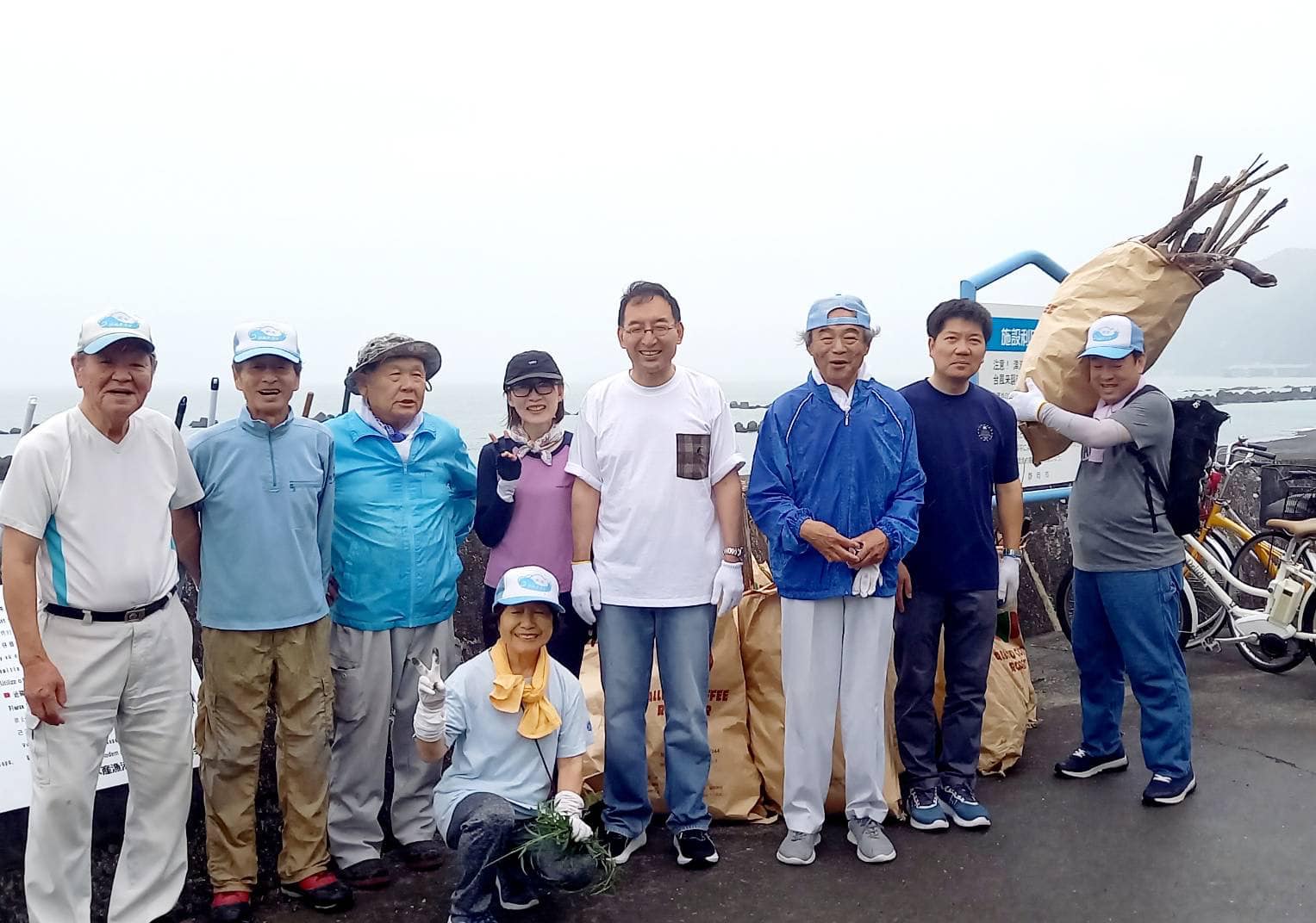 牧野正史県議、加藤博男市議と一緒に、用宗海岸の清掃活動に参加