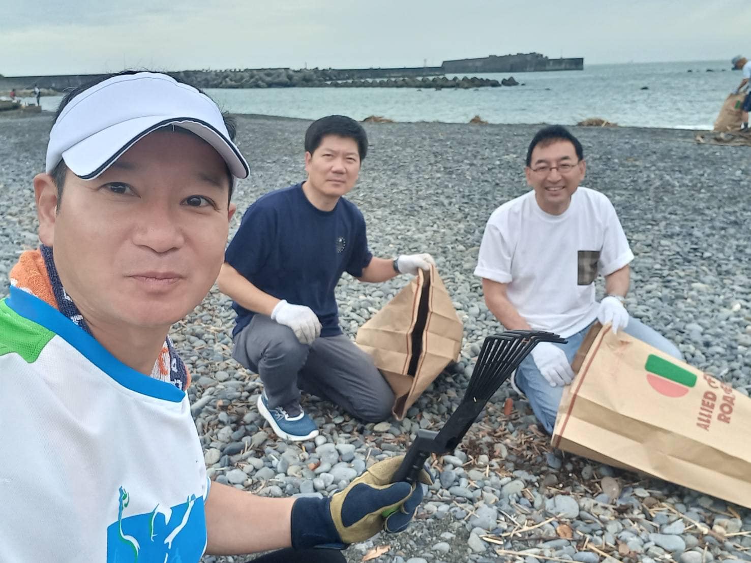 牧野正史県議、加藤博男市議と一緒に、用宗海岸の清掃活動に参加