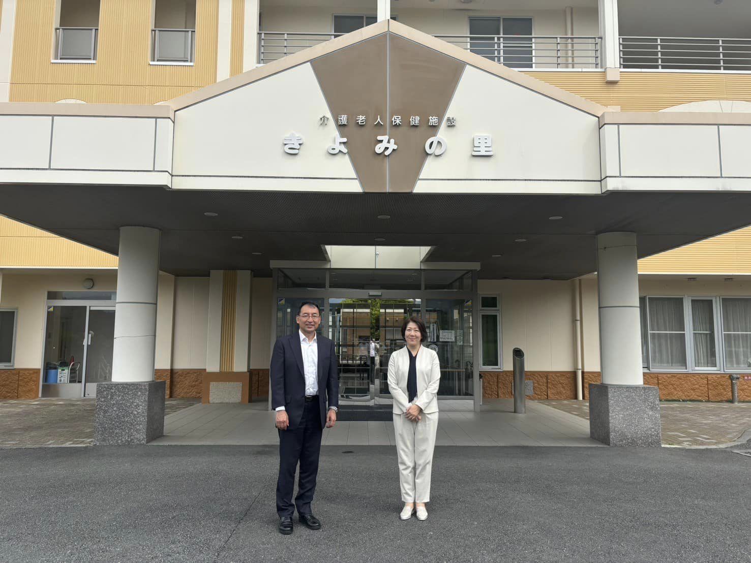 医師の沼崎満子さん（比例区南関東ブロック予定候補）と一緒に、医療・介護関係の皆様にご挨拶