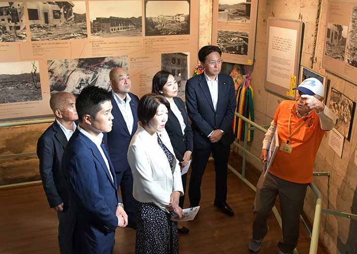 平和祈念館を視察する中道議員ら＝24日　長崎市