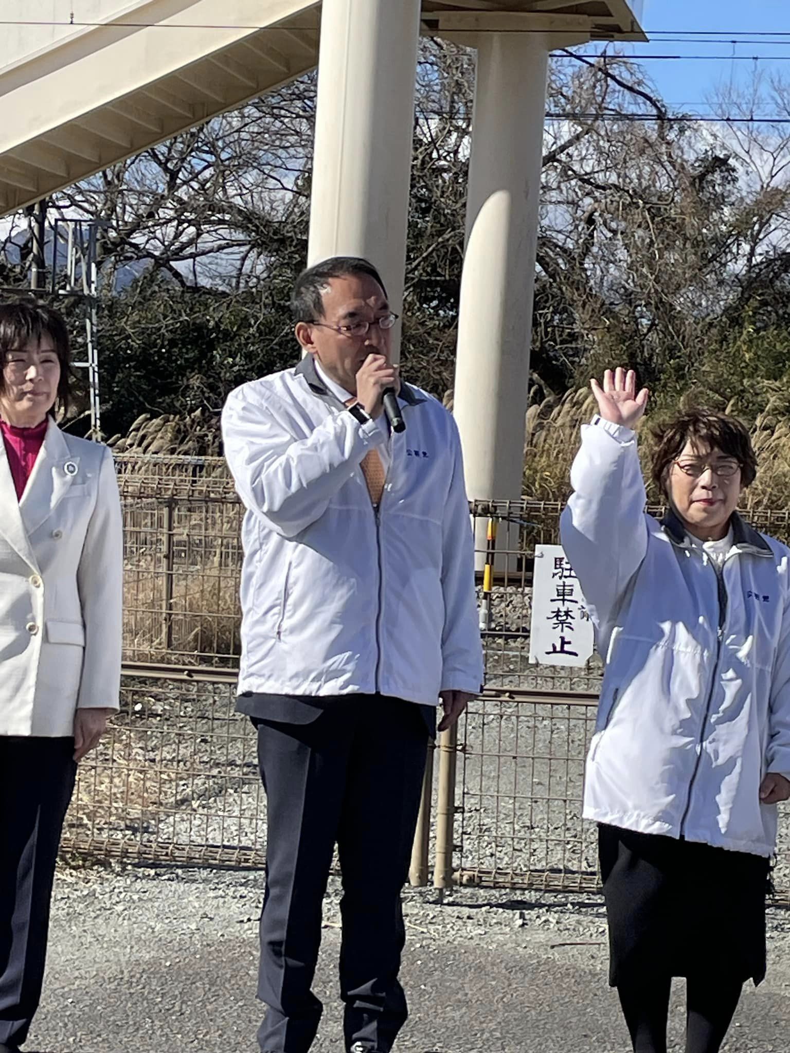 蓮池章平 県議、御殿場市の 勝間田博文 市議、小林恵美子 市議、小山町の 石原和美 町議と一緒に、JR御殿場線の駿河小山、足柄、御殿場、富士岡の各駅前で街頭演説
