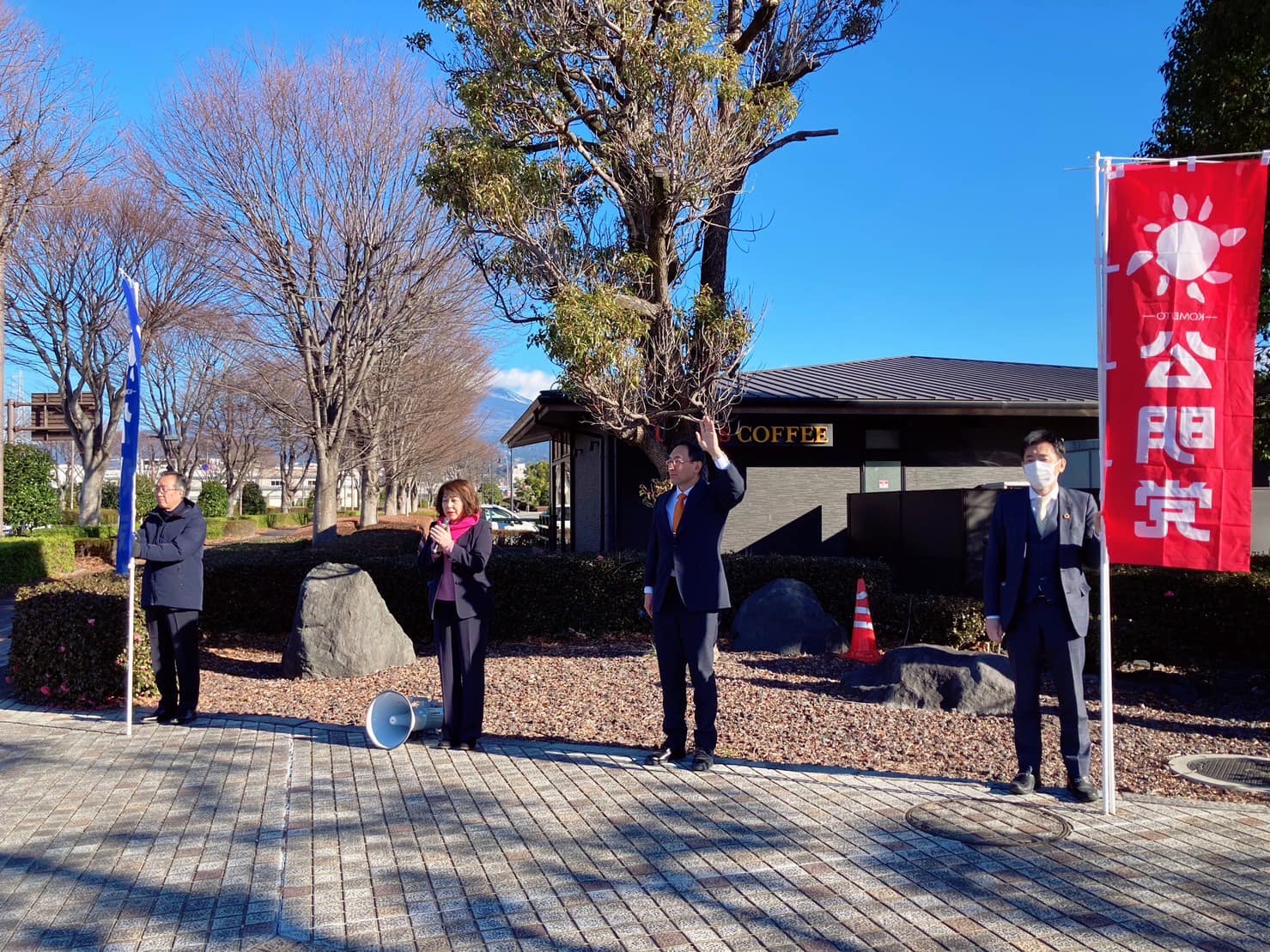 早川育子 県議、望月昇 市議、井出晴美 市議、萩野基行 市議と一緒に、「成人の日」の街頭演説