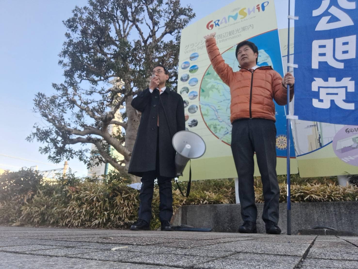東静岡駅南口前で、牧野正史 県議と一緒に街頭演説