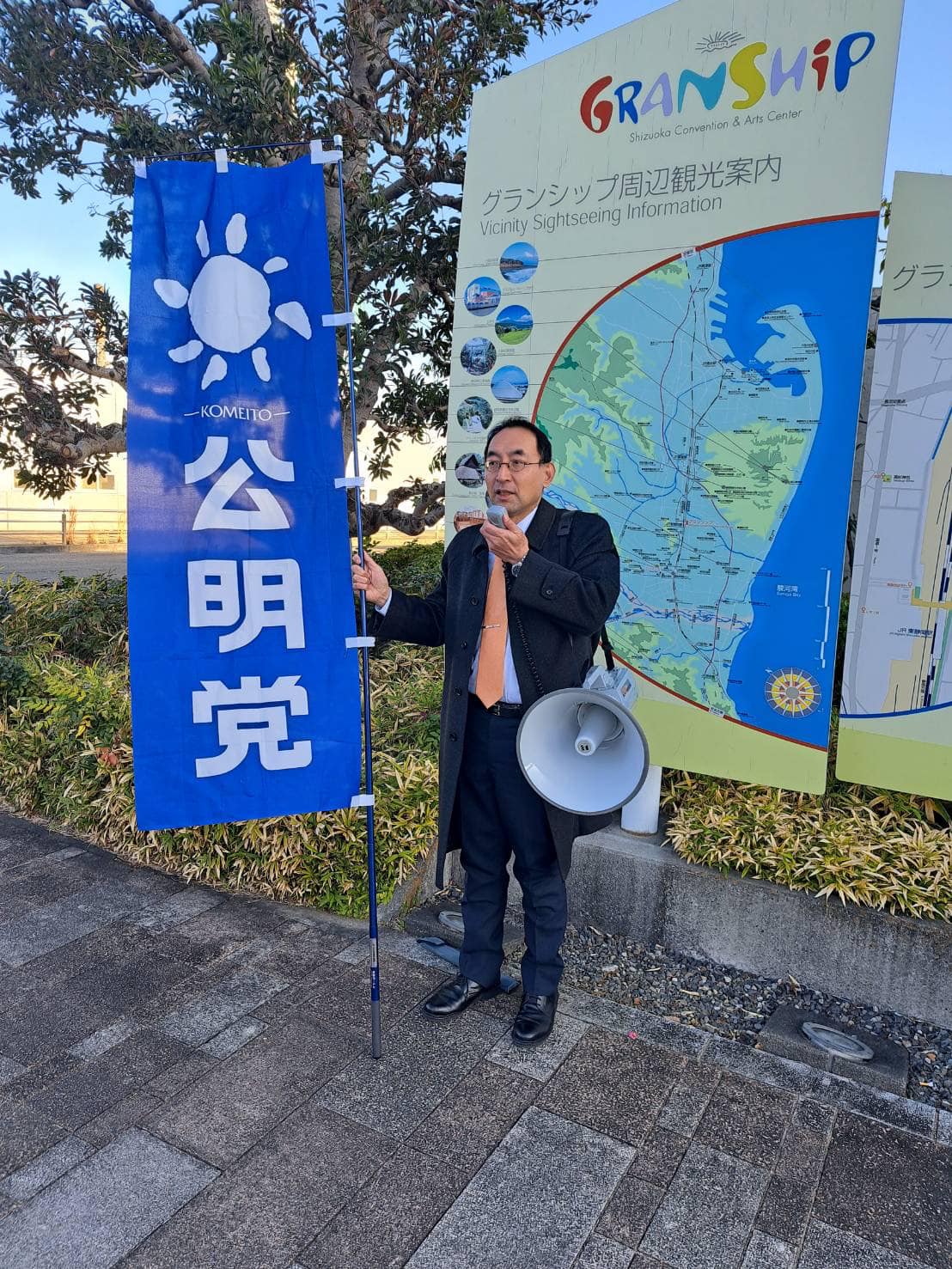 東静岡駅南口前で、牧野正史 県議と一緒に街頭演説