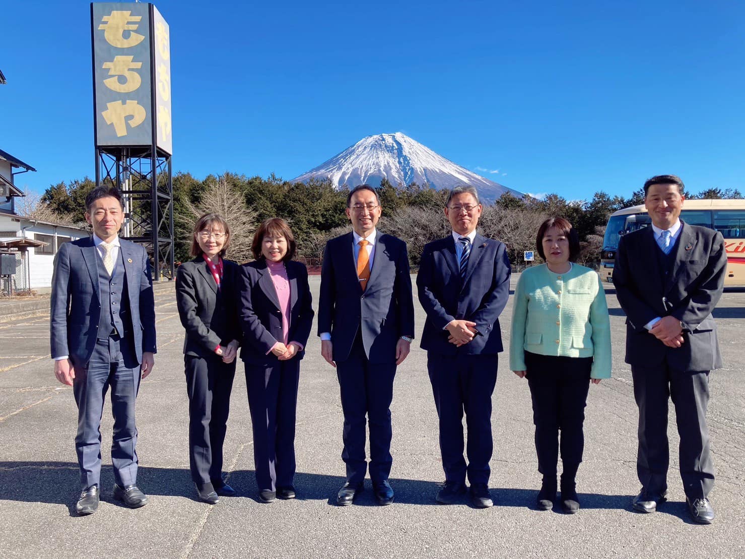 早川育子 県議、富士宮市の 佐野寿夫 市議、齋藤和文 市議、山藤陽子 市議、富士市の 望月昇 市議、井出晴美 市議、萩野基行 市議と一緒に