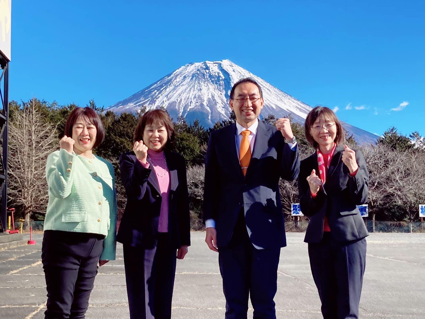 早川育子 県議、富士宮市の 佐野寿夫 市議、齋藤和文 市議、山藤陽子 市議、富士市の 望月昇 市議、井出晴美 市議、萩野基行 市議と一緒に