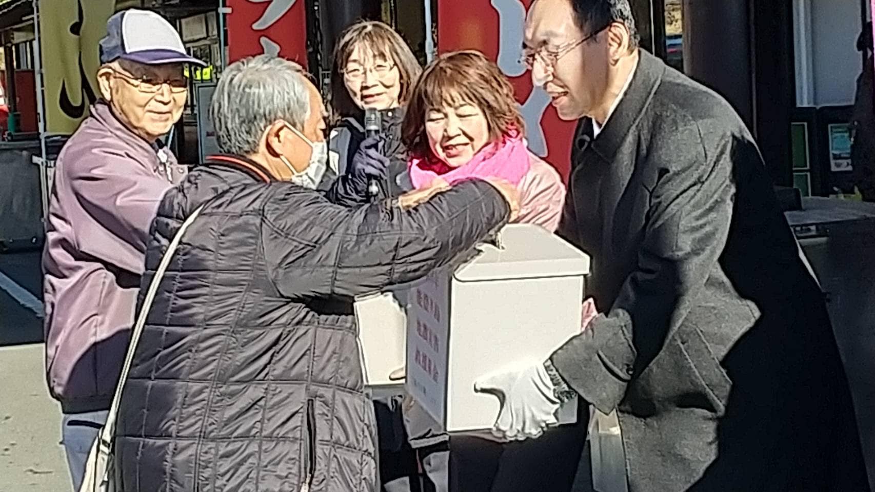 「令和６年能登半島地震災害 被災者支援の会」が、朝霧高原もちや様前で行った募金活動に協力させて頂きました