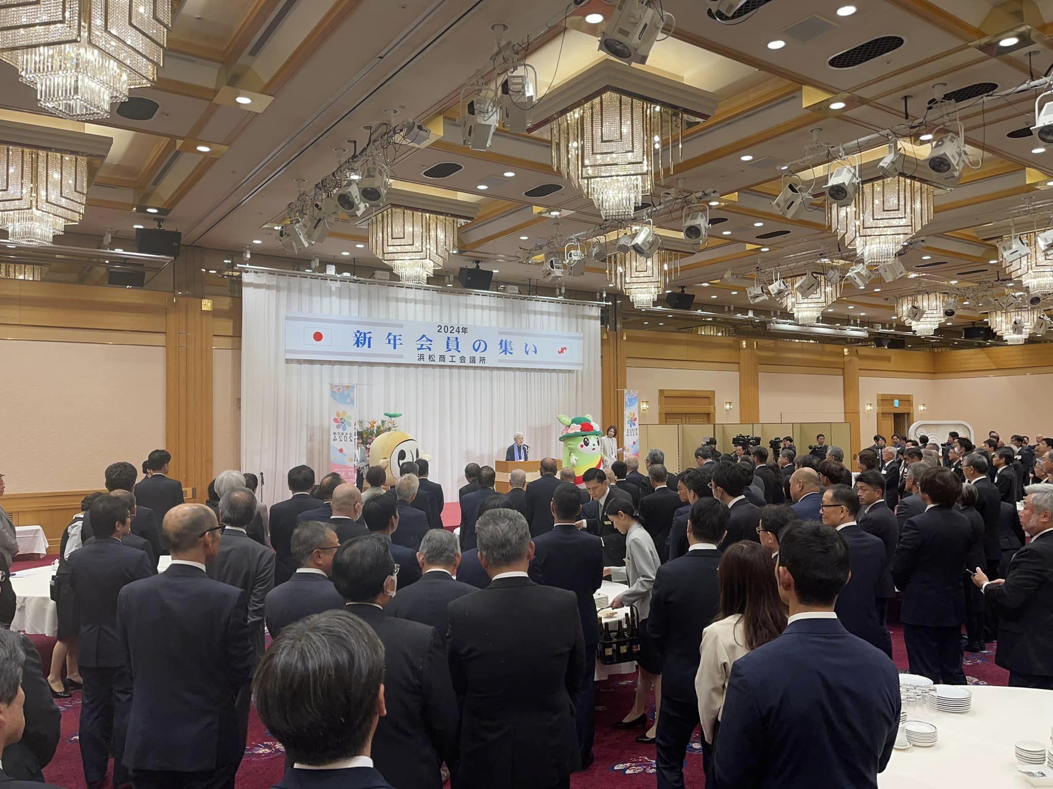 浜松商工会議所が主催する「2024年 新年会員の集い」に 山崎とし子 市議らと一緒に参加し、多くの会員企業の皆様にご挨拶