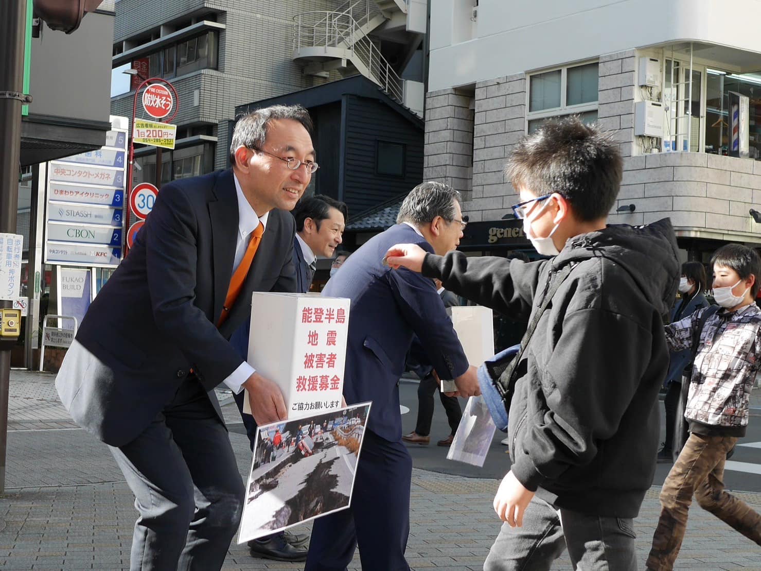 「静岡県令和6年能登半島地震被災者救援の会」（高田好浩代表）が静岡市葵区のけやき通りで行った募金活動に協力