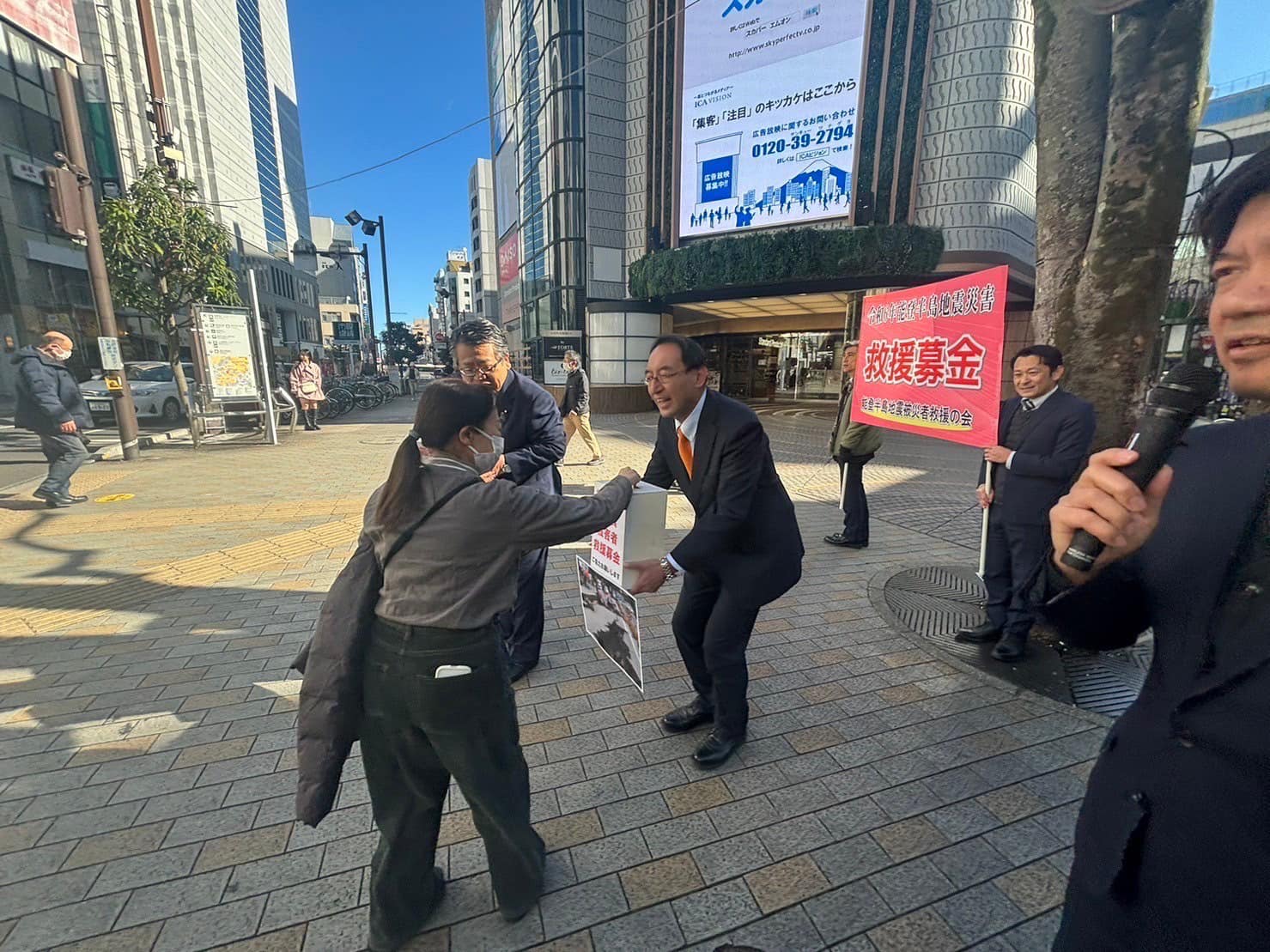 「静岡県令和6年能登半島地震被災者救援の会」（高田好浩代表）が静岡市葵区のけやき通りで行った募金活動に協力